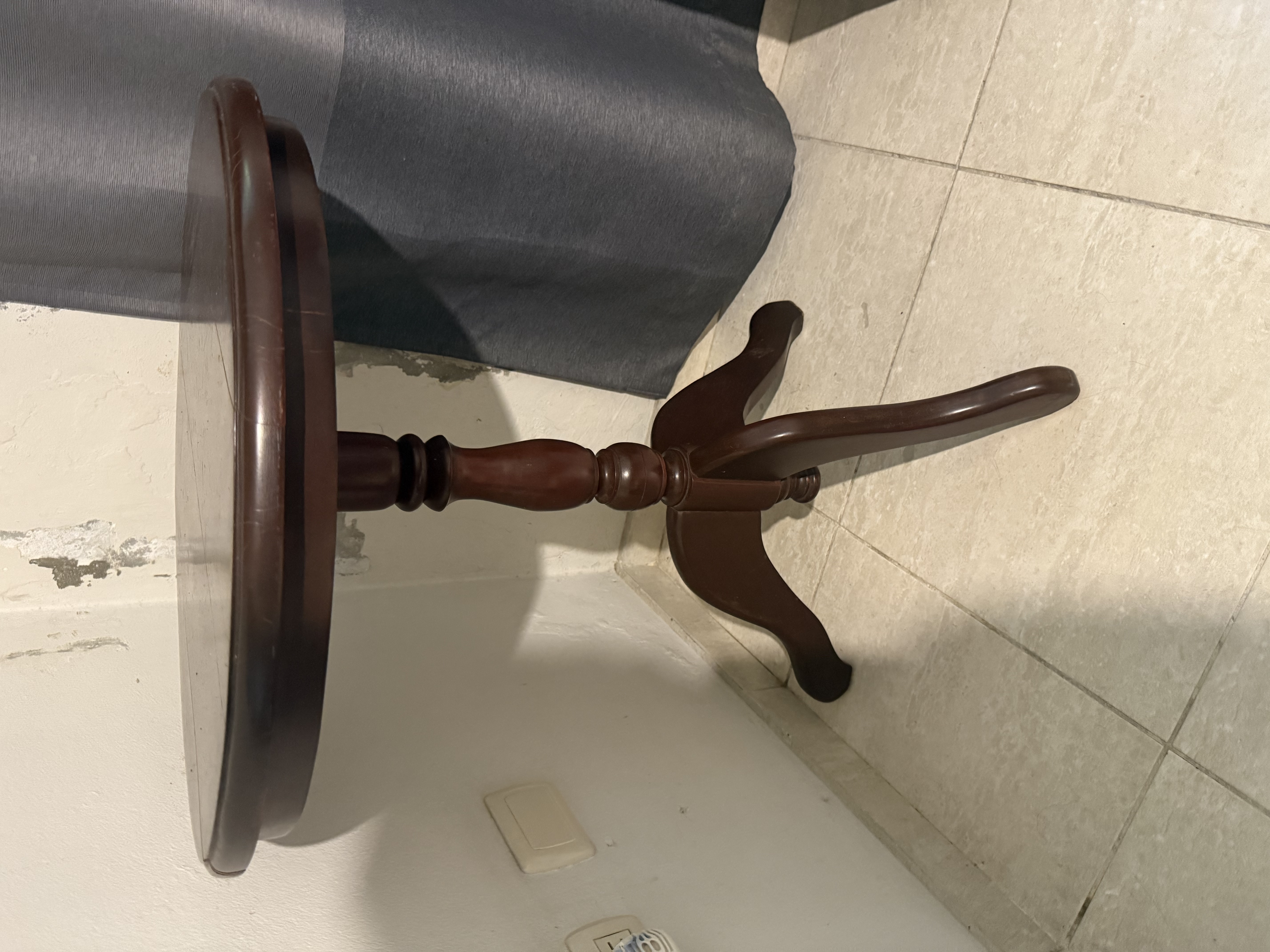 muebles y colchones - Mesita en Caoba 1