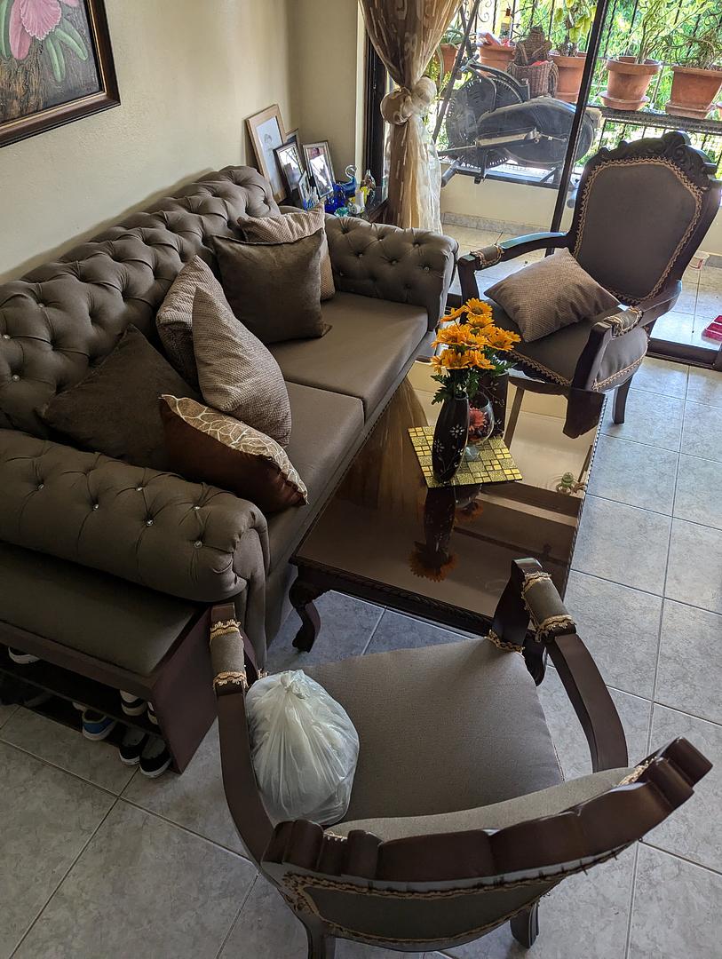 muebles y colchones - JUEGO DE MUEBLES EN CAOBA, CON DOS MESITAS  4