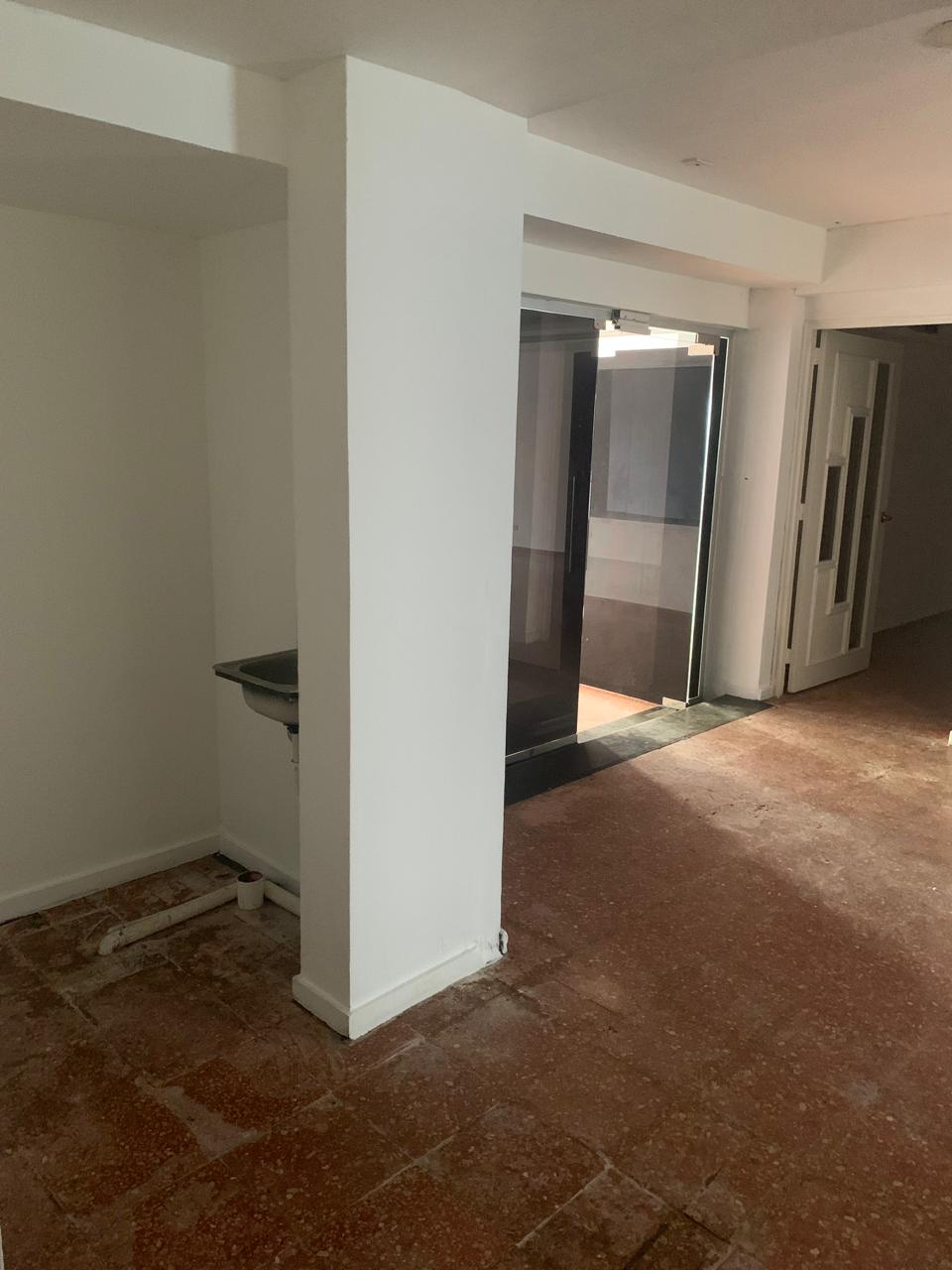 oficinas y locales comerciales - Alquiler Local Rómulo Betancourt, Mirador Sur 6