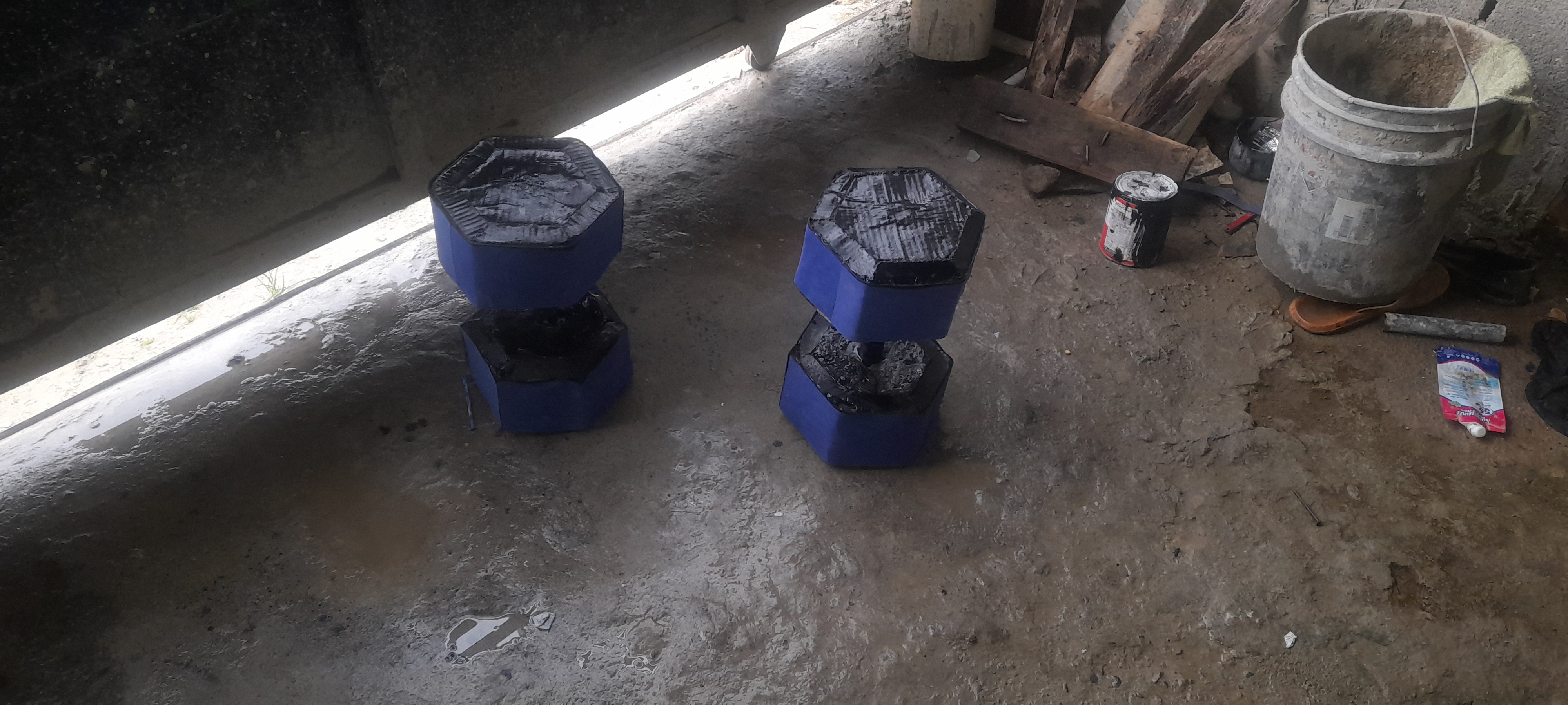 bicicletas y accesorios - Mancuernas de cemento foradas en goma  1