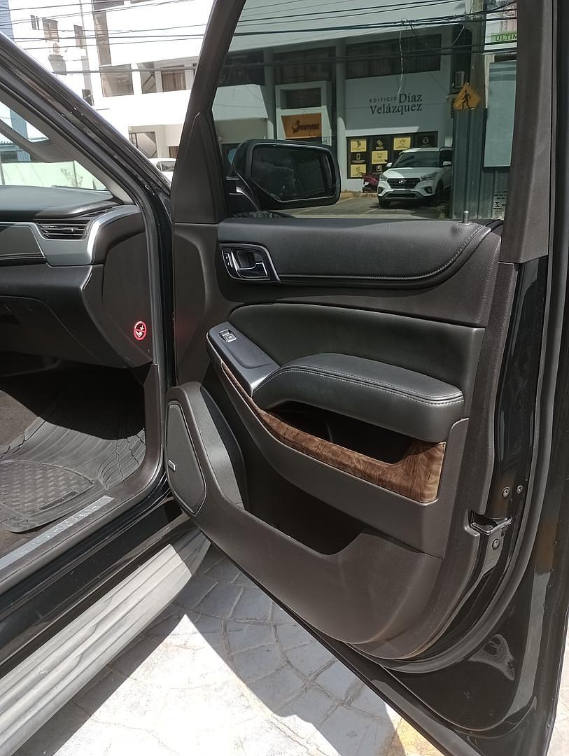 jeepetas y camionetas - Chevrolet Tahoe 2015 en excelente condiciones con 130,000 km todo en Orden  5