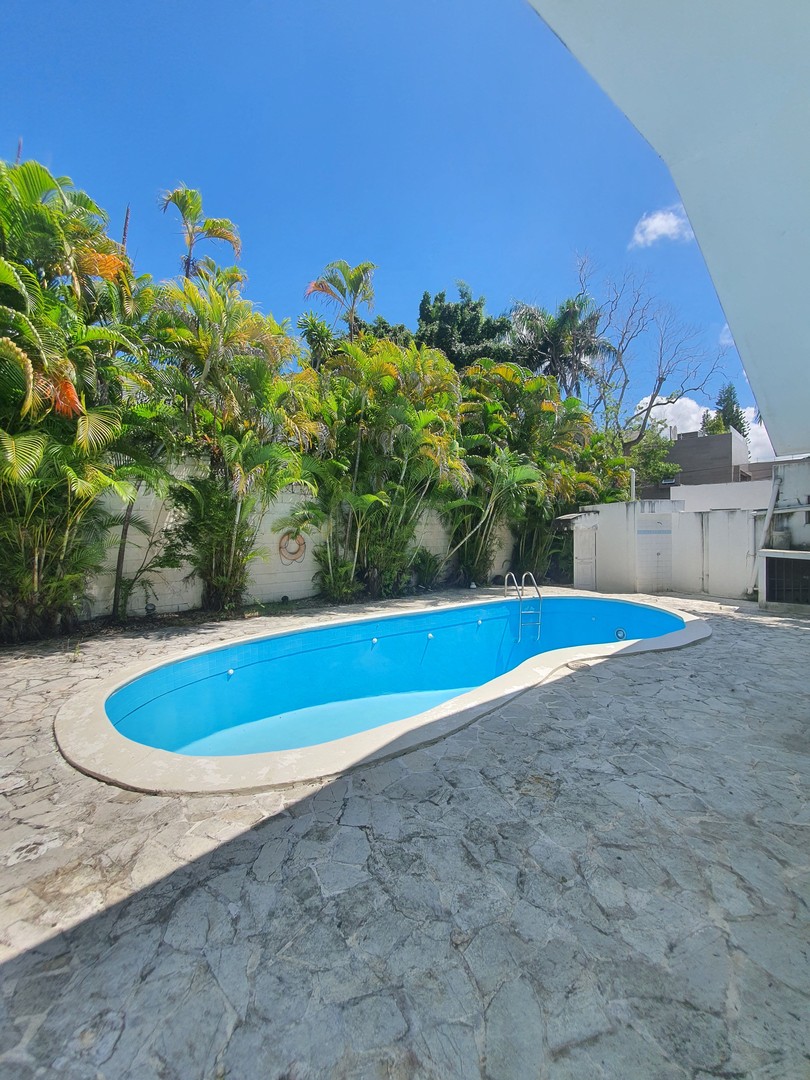 casas - Arroyo Hondo Viejo amplia casa de 4 habitaciones 8 parqueos piscina