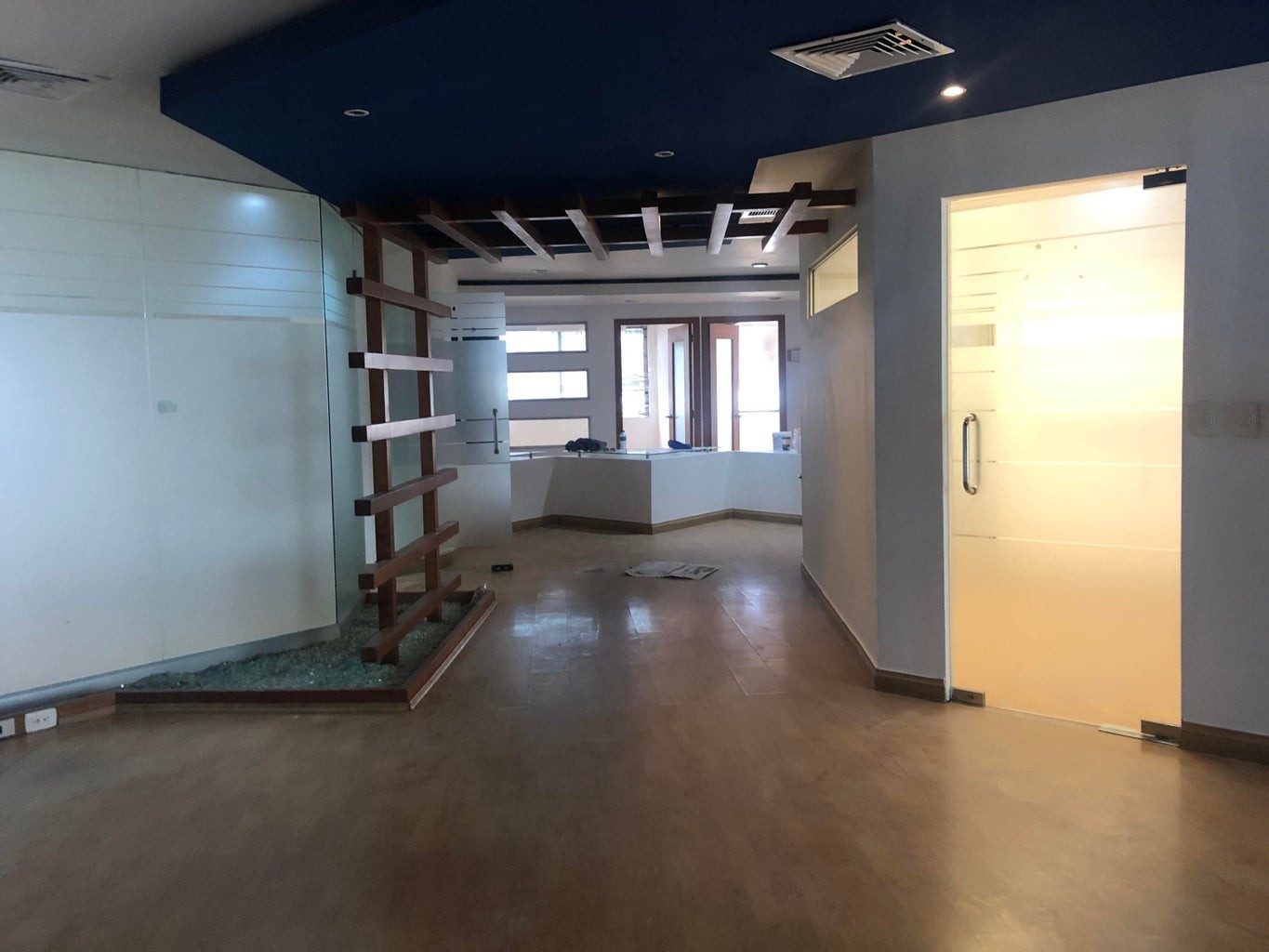 oficinas y locales comerciales - Excelente local para oficina con divisiones para áreas de trabajo, oficinas 1