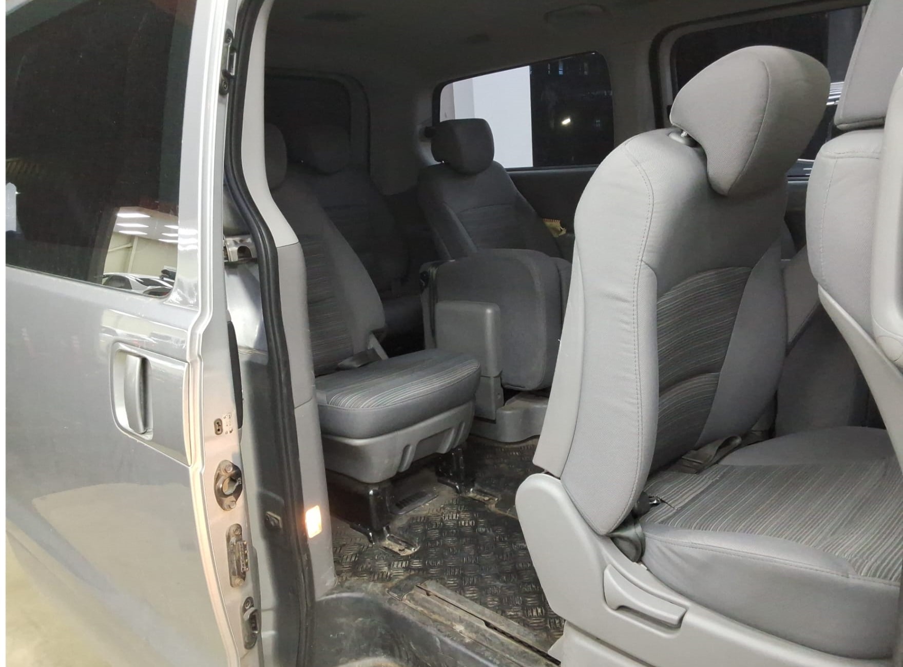 jeepetas y camionetas - HYUNDAI GRAND STAREX 2019 GRIS DIESEL 8