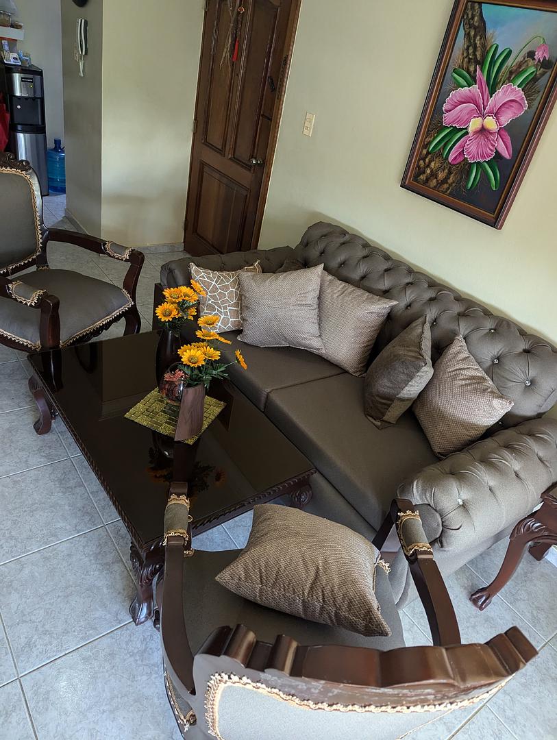 muebles y colchones - JUEGO DE MUEBLES EN CAOBA, CON DOS MESITAS  1