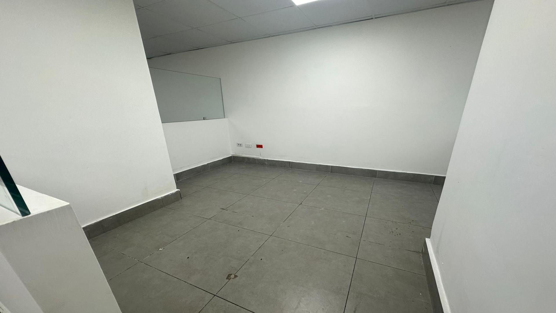 oficinas y locales comerciales - Amplios locales de Primer Piso en el DISTRITO NACIONAL, Los Restauradores. 2