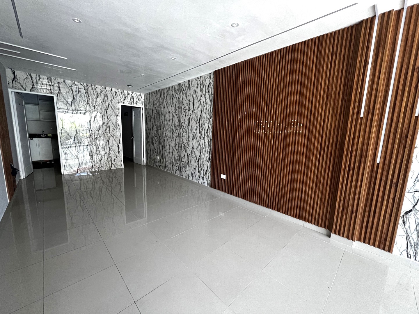 oficinas y locales comerciales - Local Comercial En Alquiler En Piantini De 46 M2 , Segundo Nivel 2
