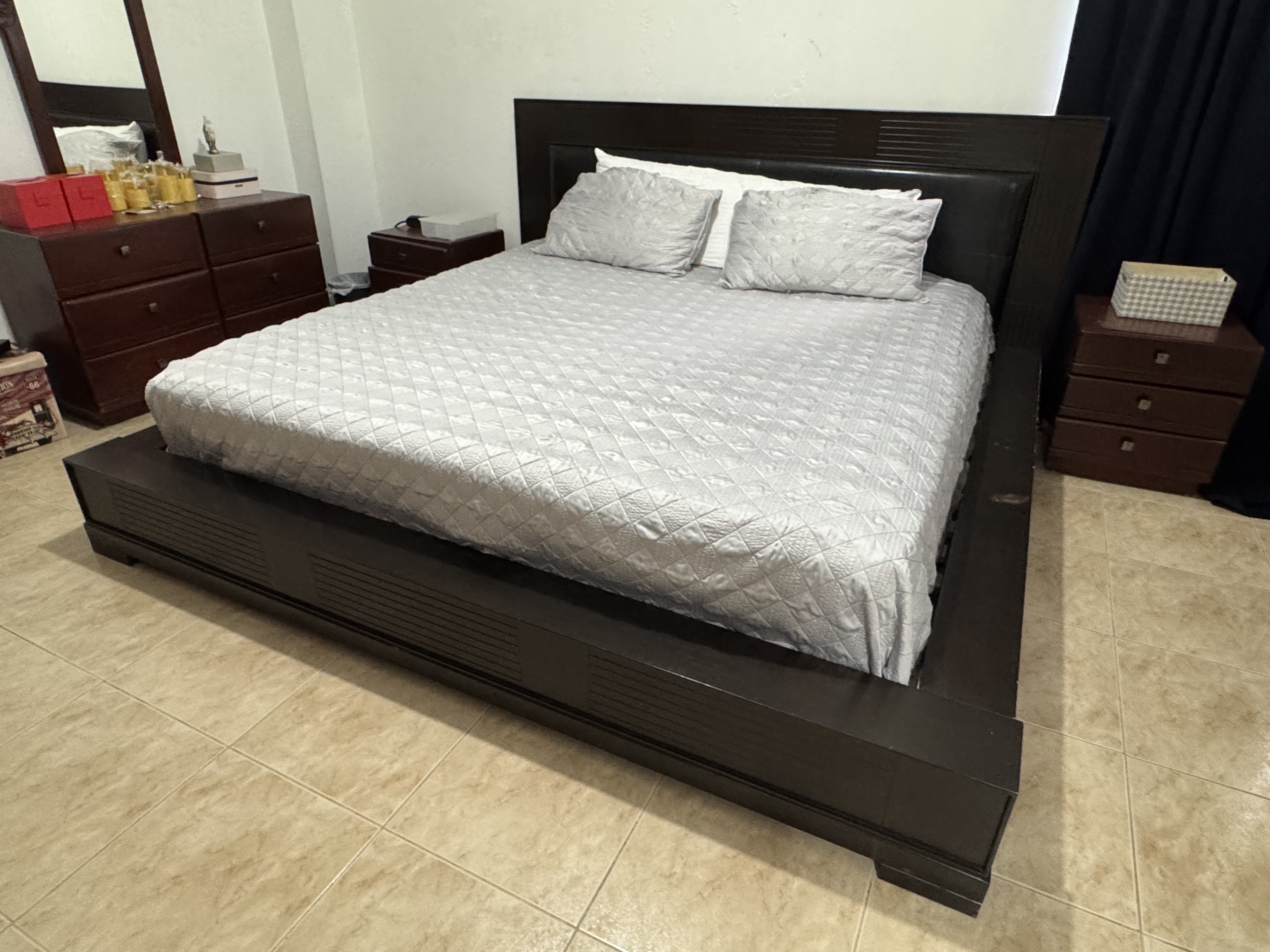 muebles y colchones - Vendo Cama King con su colchón  0