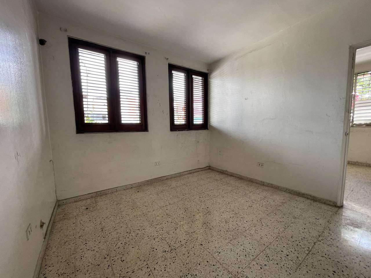 oficinas y locales comerciales - Alquiler Local Av Rómulo Betancourt 4