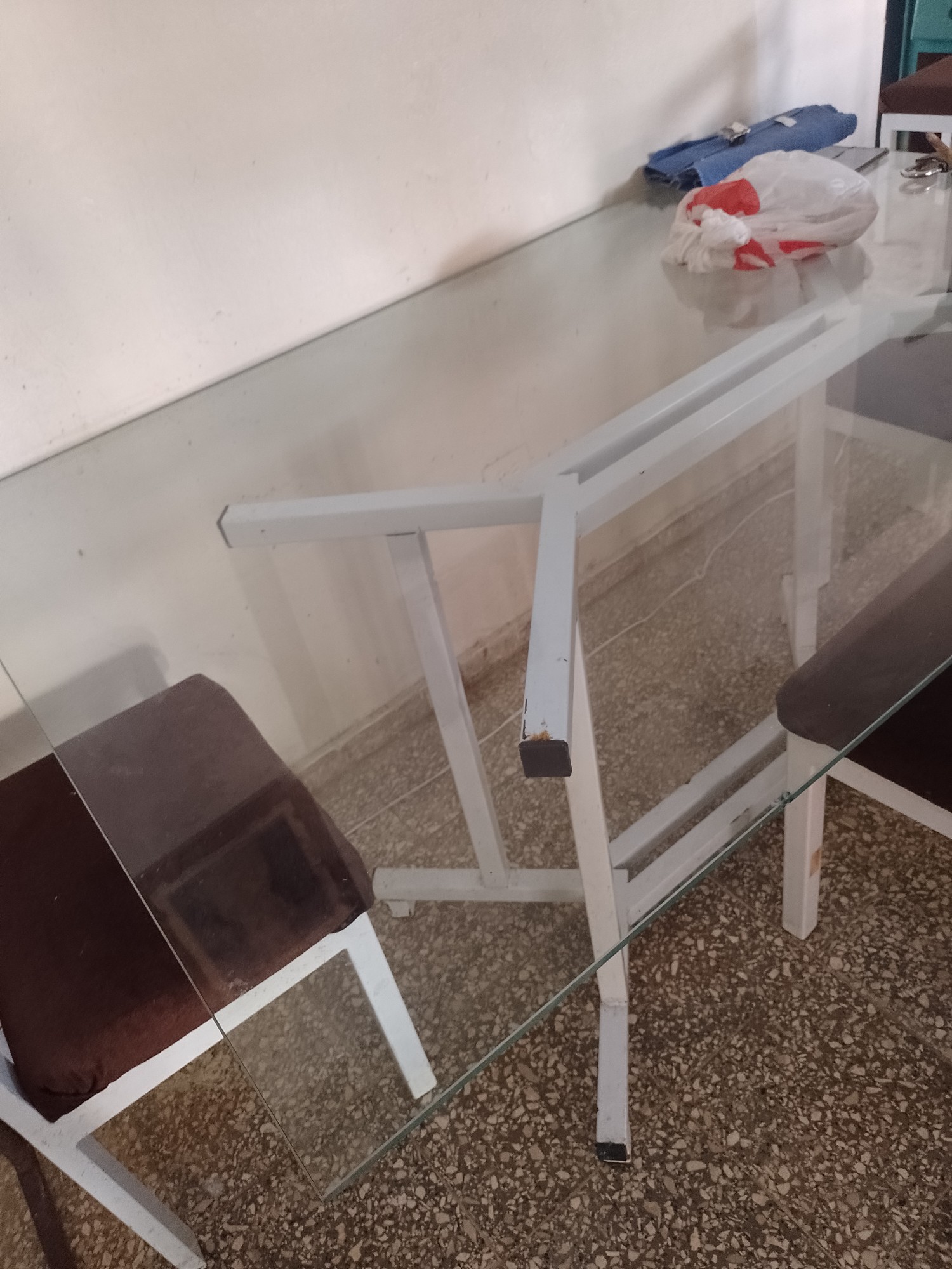 muebles y colchones - Juego de comedor blanco hierro y mesa cristal 2