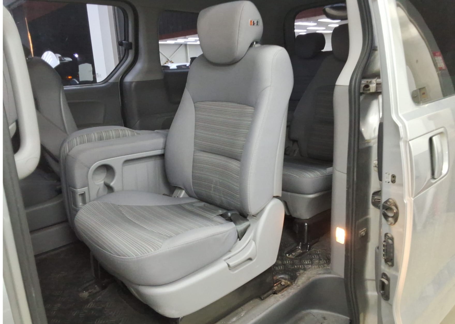 jeepetas y camionetas - HYUNDAI GRAND STAREX 2019 GRIS DIESEL 9