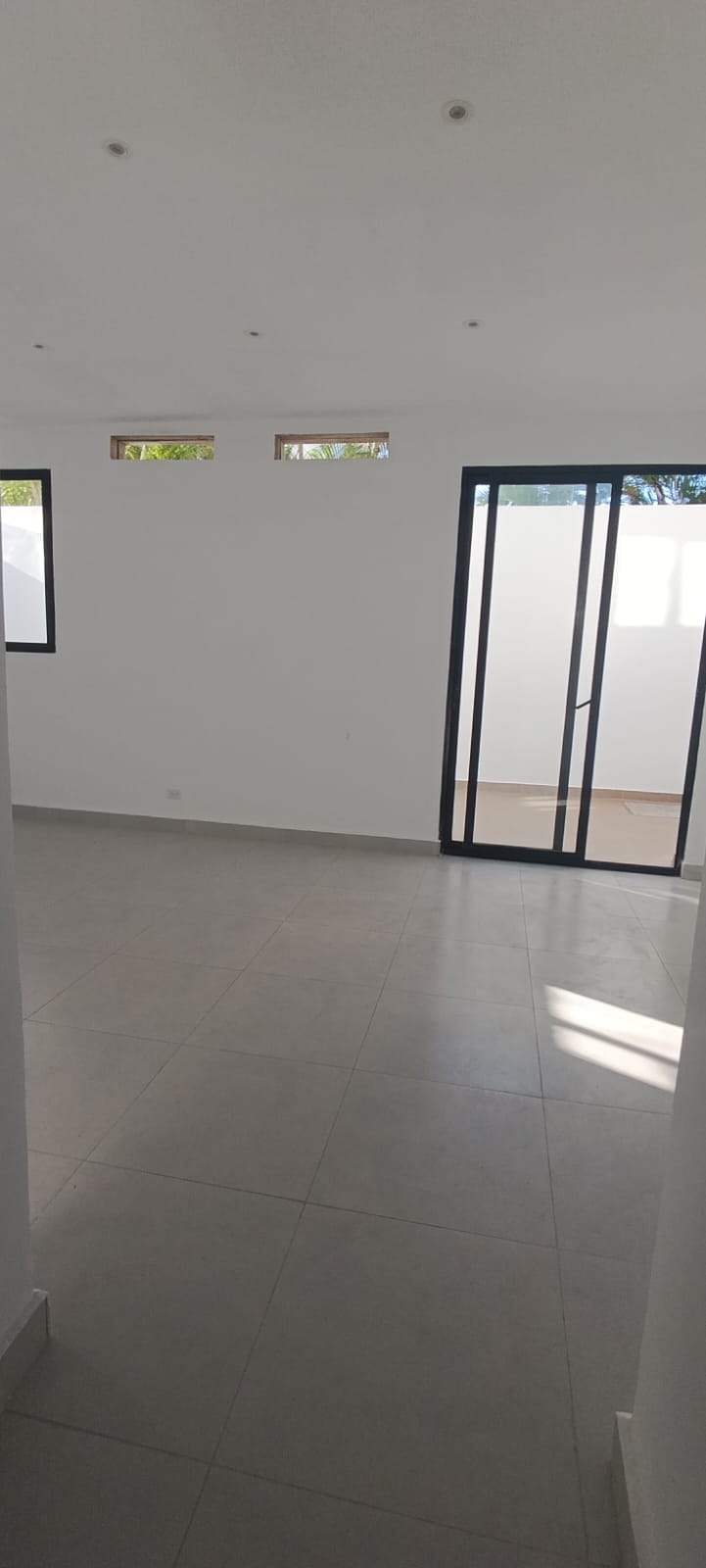 oficinas y locales comerciales - La Julia Excelen Local en Primer nivel con Terraza 2