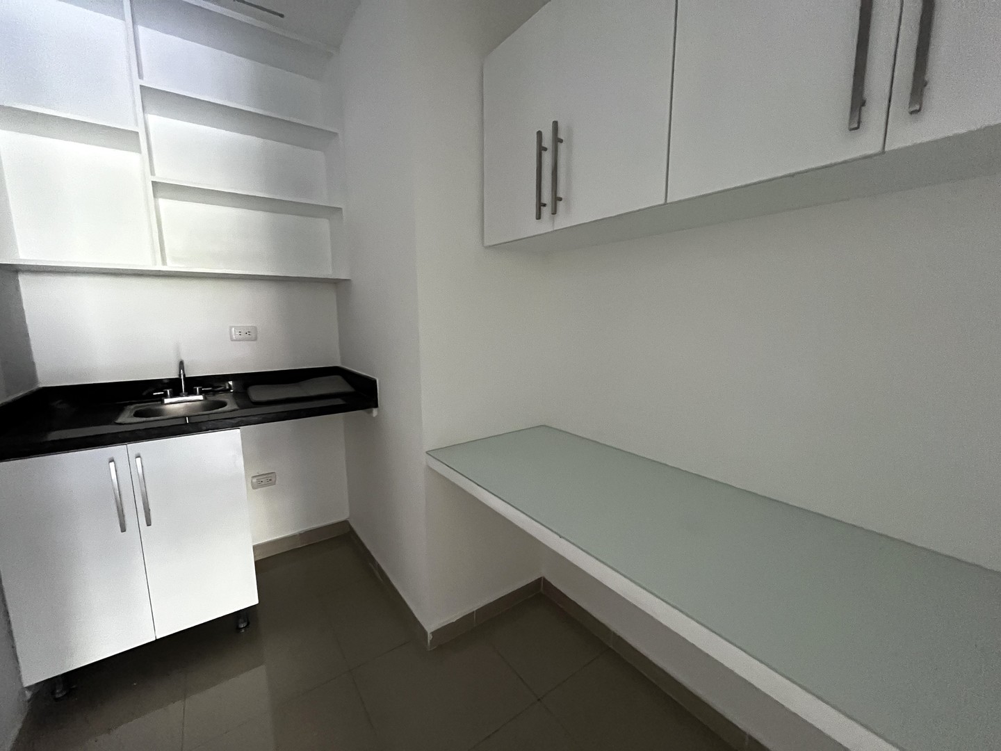 oficinas y locales comerciales - Local Comercial En Alquiler En Piantini De 46 M2 , Segundo Nivel 3