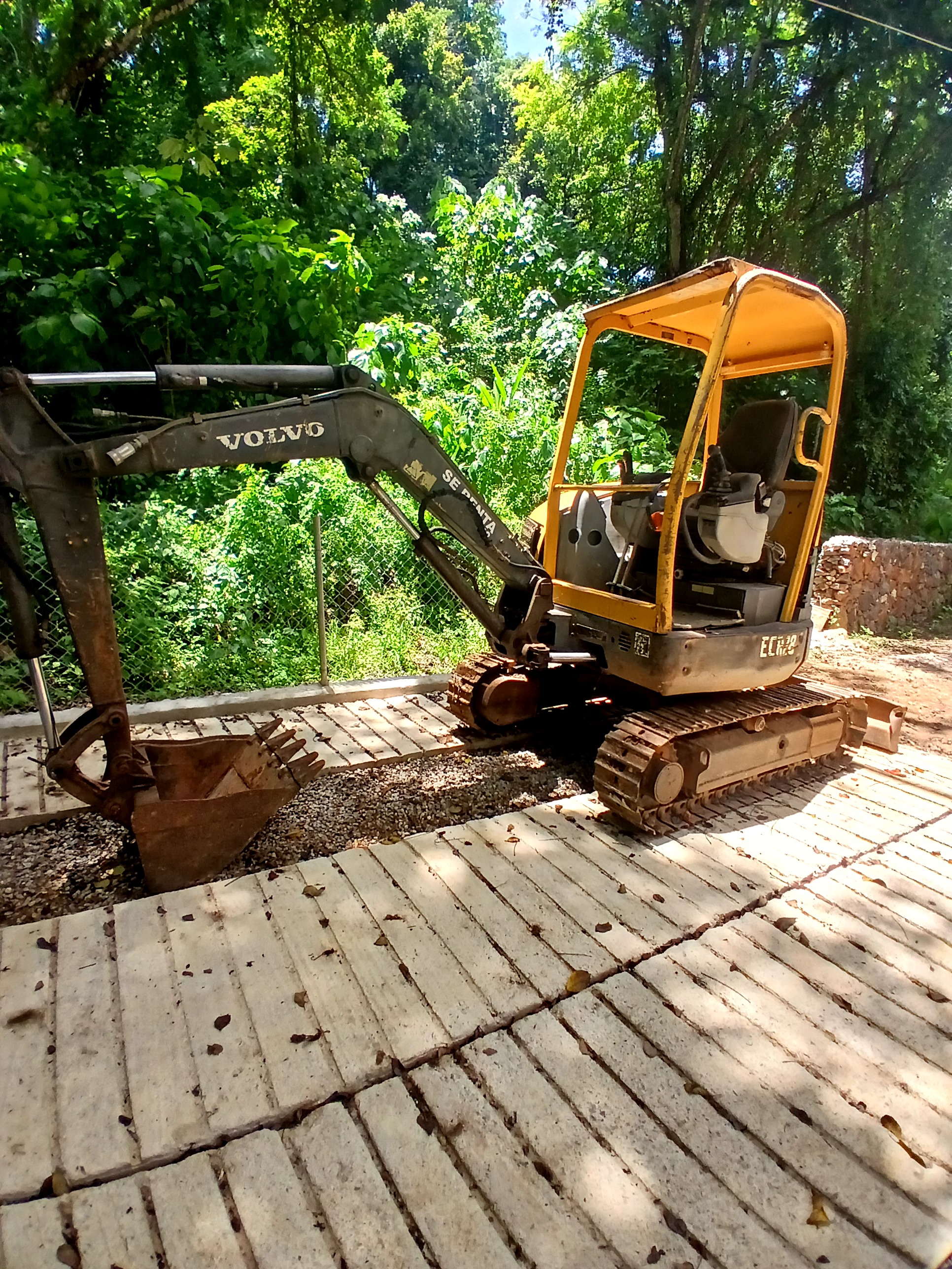 camiones y vehiculos pesados - Mini excavadora volvo con martillo hidrolico 1