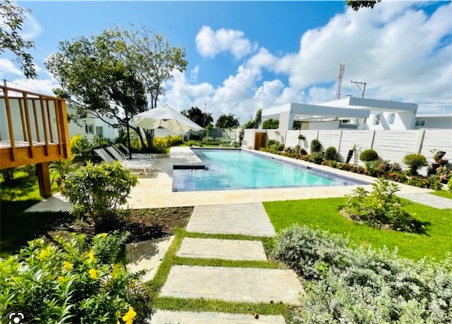 casas vacacionales y villas - Venta de Villa lujosa con piscina en punta cana zona turística 6