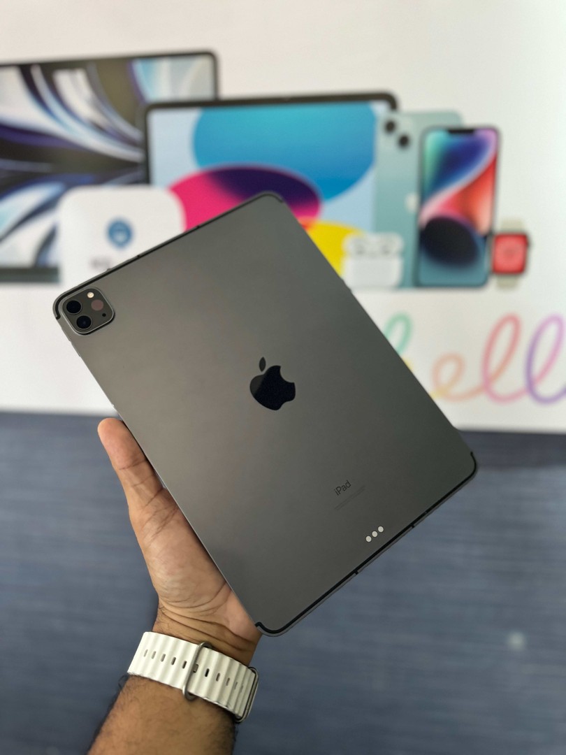 celulares y tabletas - iPad Pro 11 - inch (3ra Gen) 256GB/ M1 Apple Wi-Fi + Cellular Usada $ 36,500 NEG