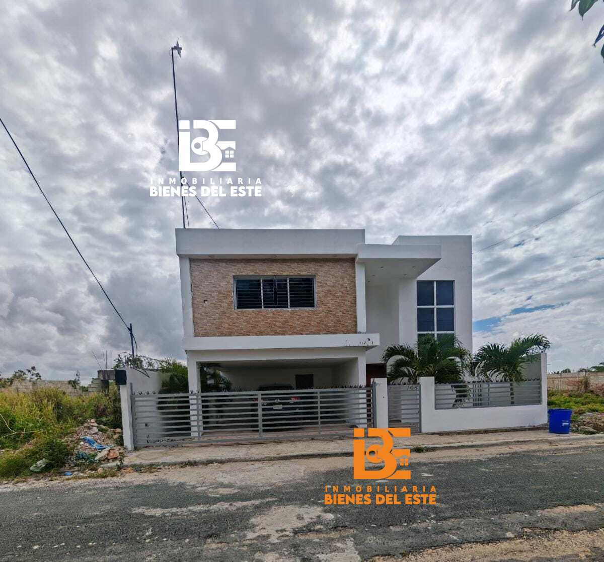 casas - Se Renta Hermosa Casa de Dos Niveles con piscina  0