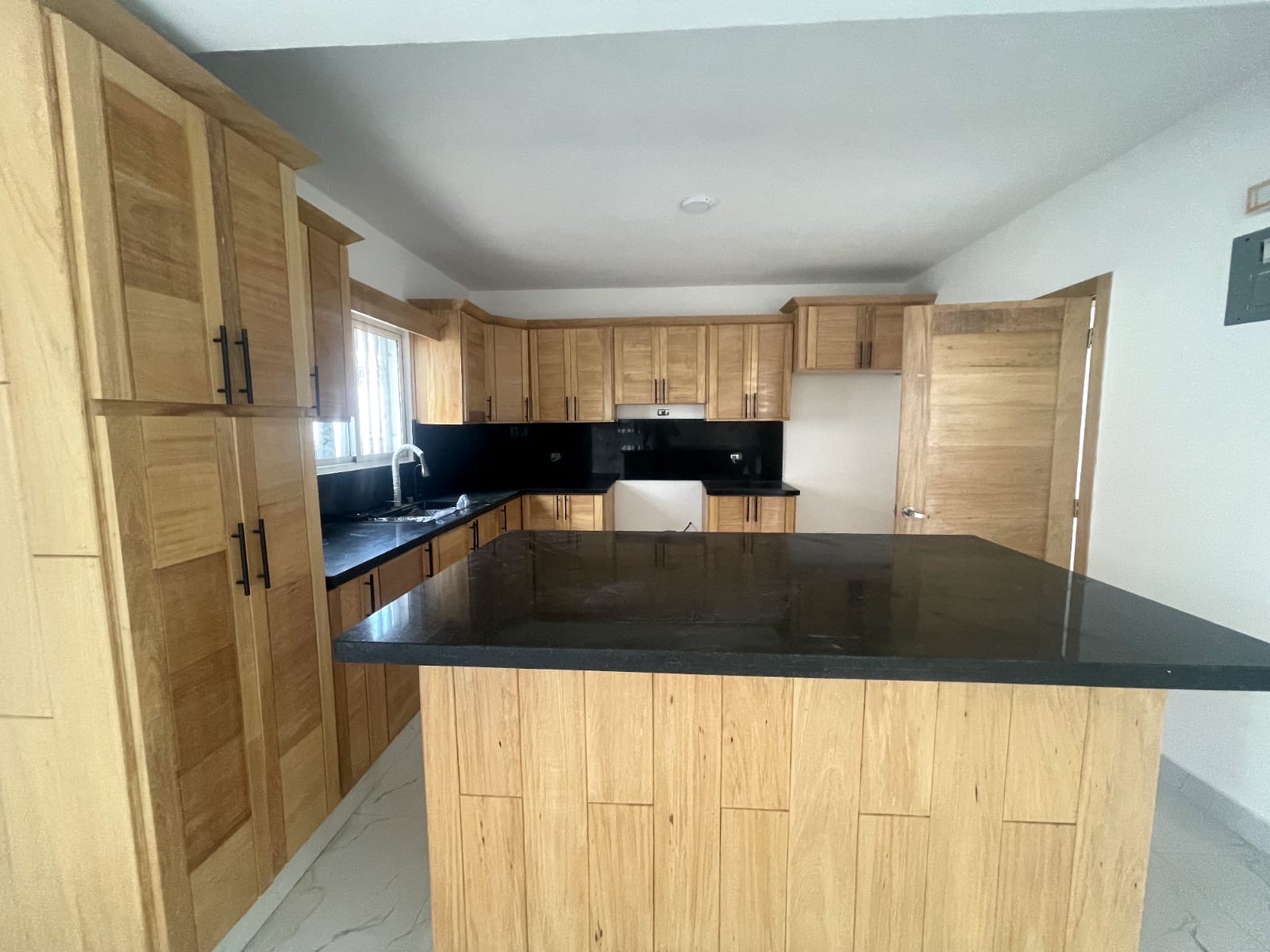 casas - venta de casa en la autopista de san isidro con piscina prado oriental  2
