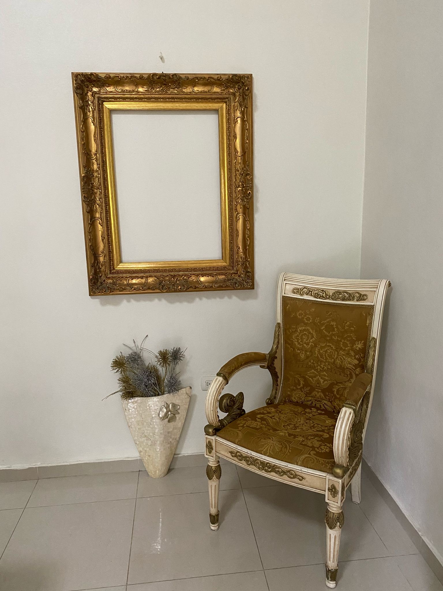 muebles y colchones - Marco de espejo y butaca antigua italiana 0