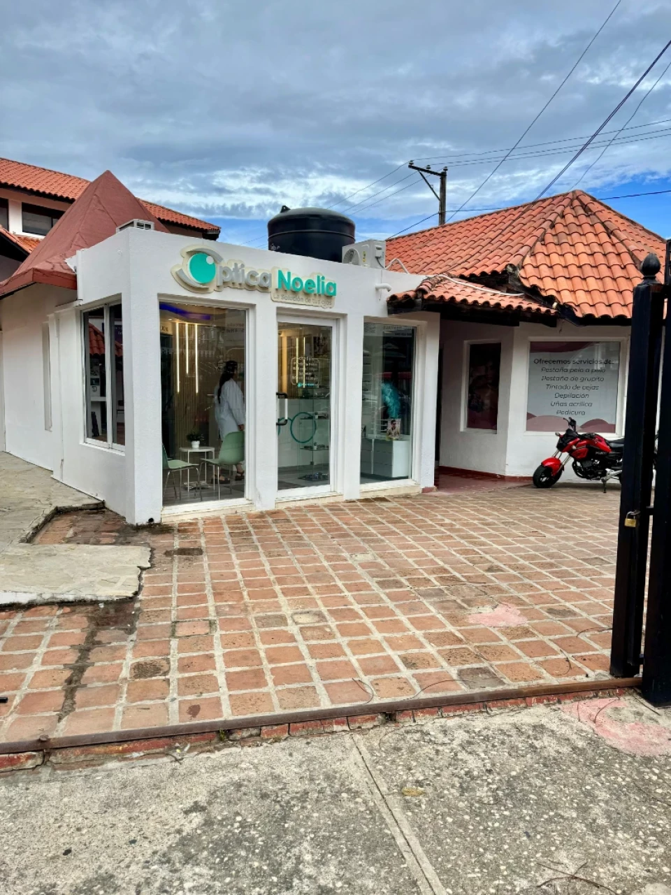 oficinas y locales comerciales - Local en venta en zona comercial activa de Sosúa  1