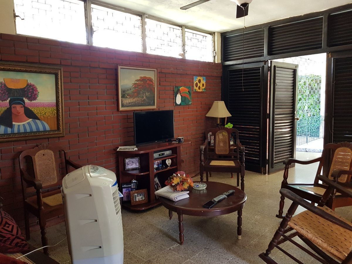 casas - Casa en Alquiler en Julieta con mucho patio 2