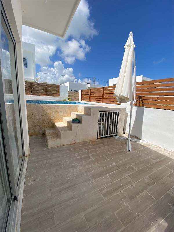 casas vacacionales y villas - Venta de Villa lujosa con piscina en punta cana zona turística 7