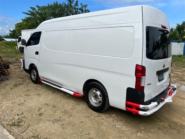 otros vehiculos - Nissan urban 2017 1