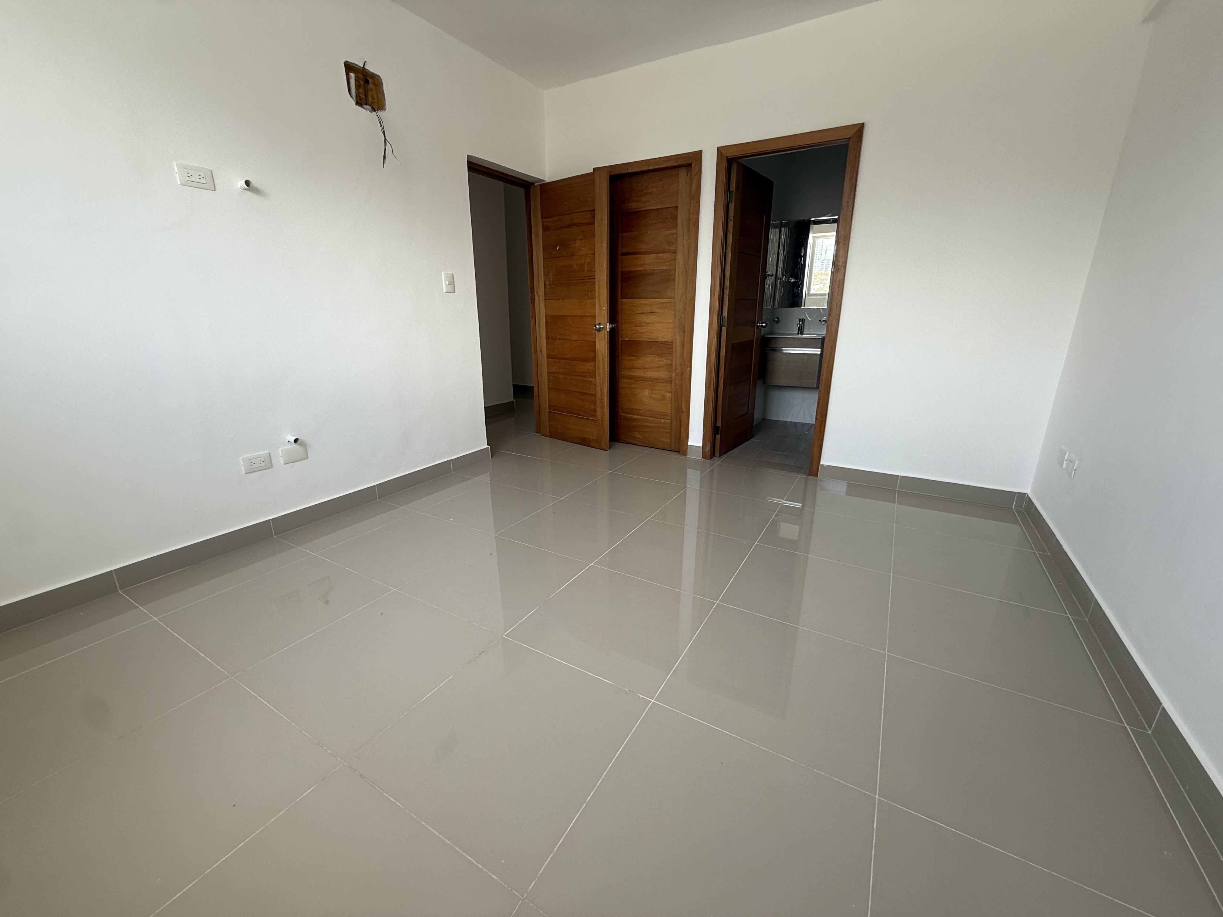 apartamentos - Vendo independencia piso 4 tres habitaciones , dos 1