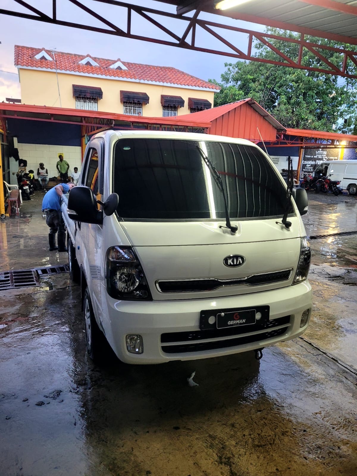 jeepetas y camionetas - soy único dueño aquí en República Dominicana, la doy en 900 por motivos de viaje 1