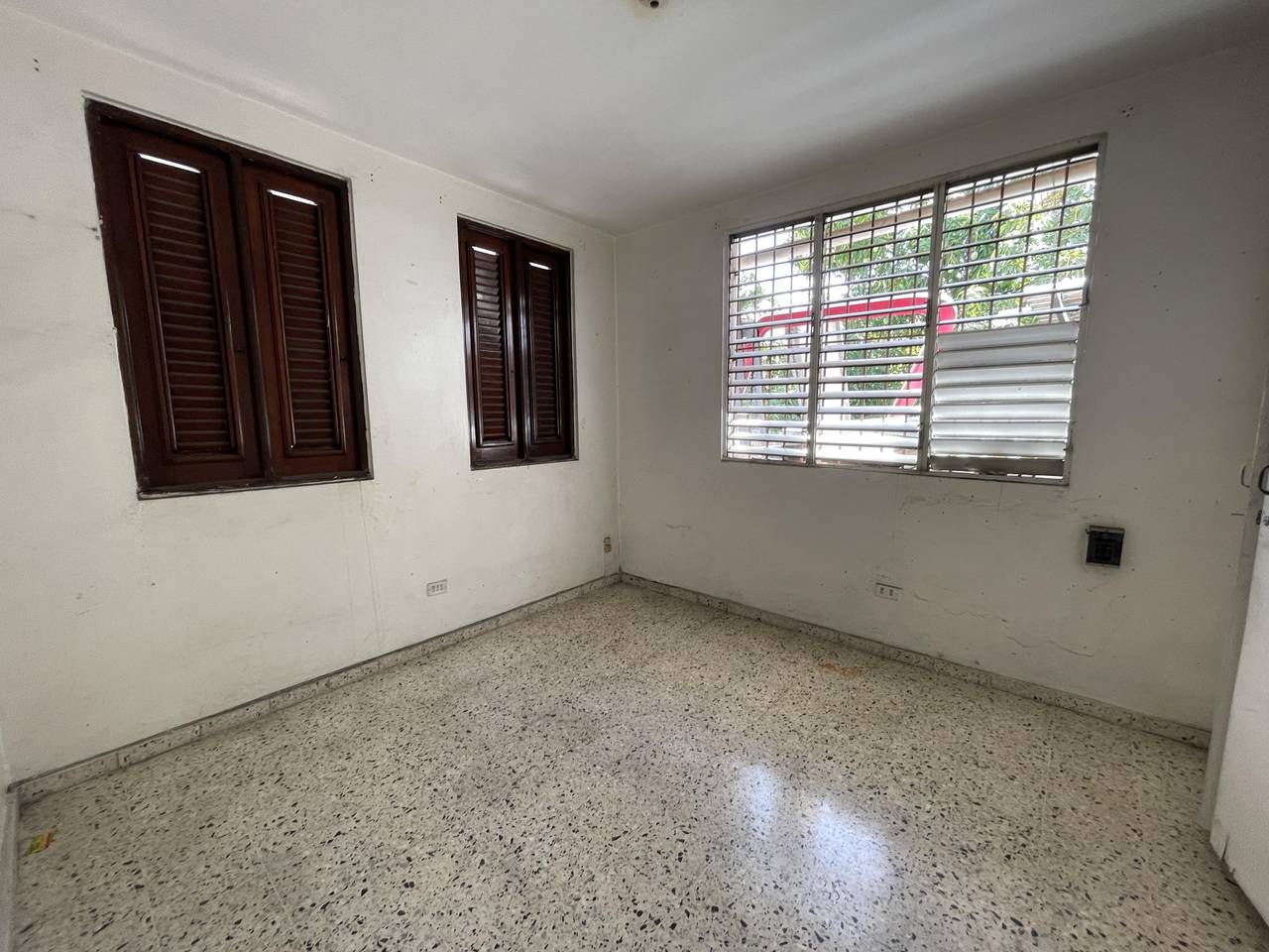 oficinas y locales comerciales - Alquiler Local Av Rómulo Betancourt 6