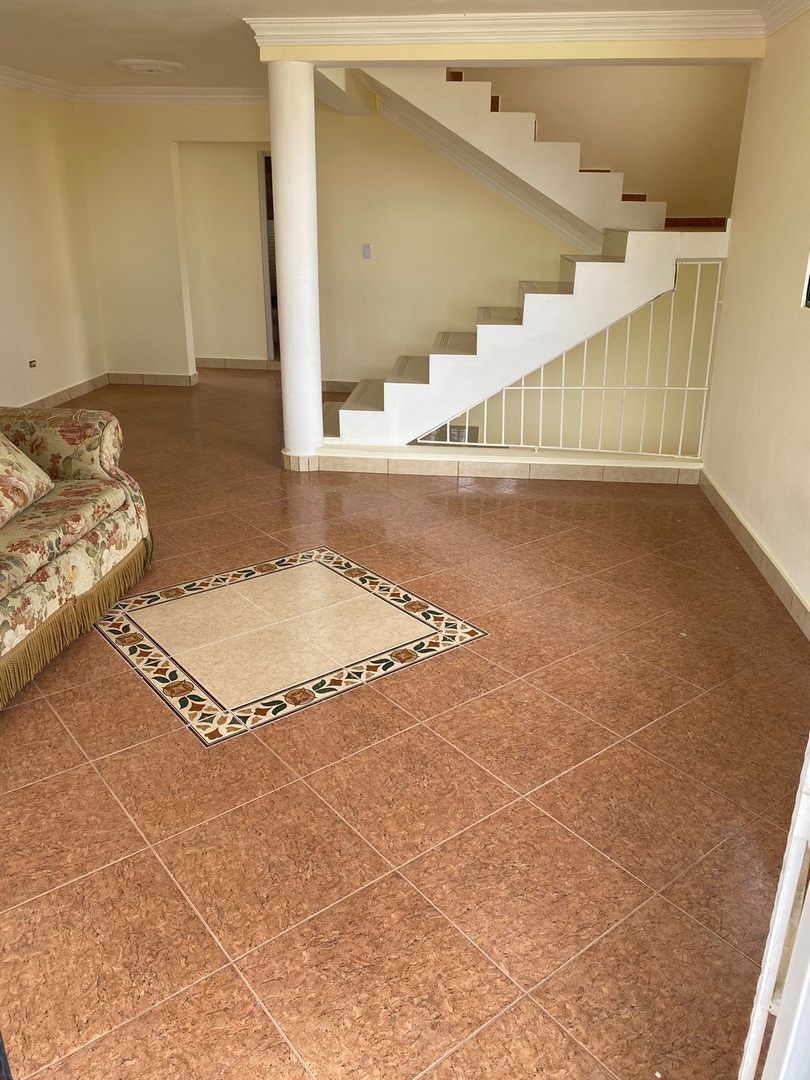 casas - Venta de casa de 2 niveles en la urbanización Italia Santo Domingo este 252mts 3