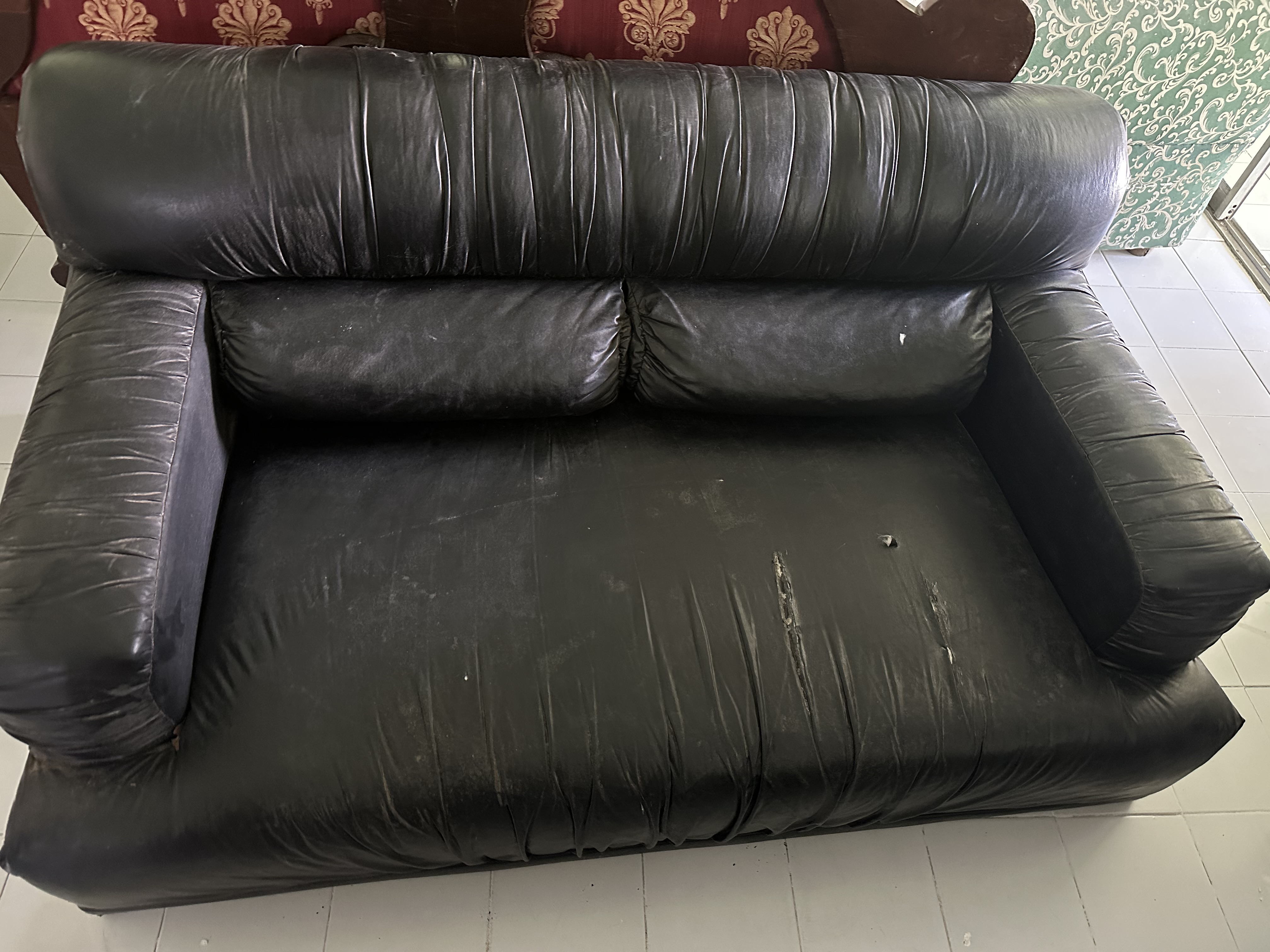 muebles y colchones - Vendo sofa comodo de cuero color negro 