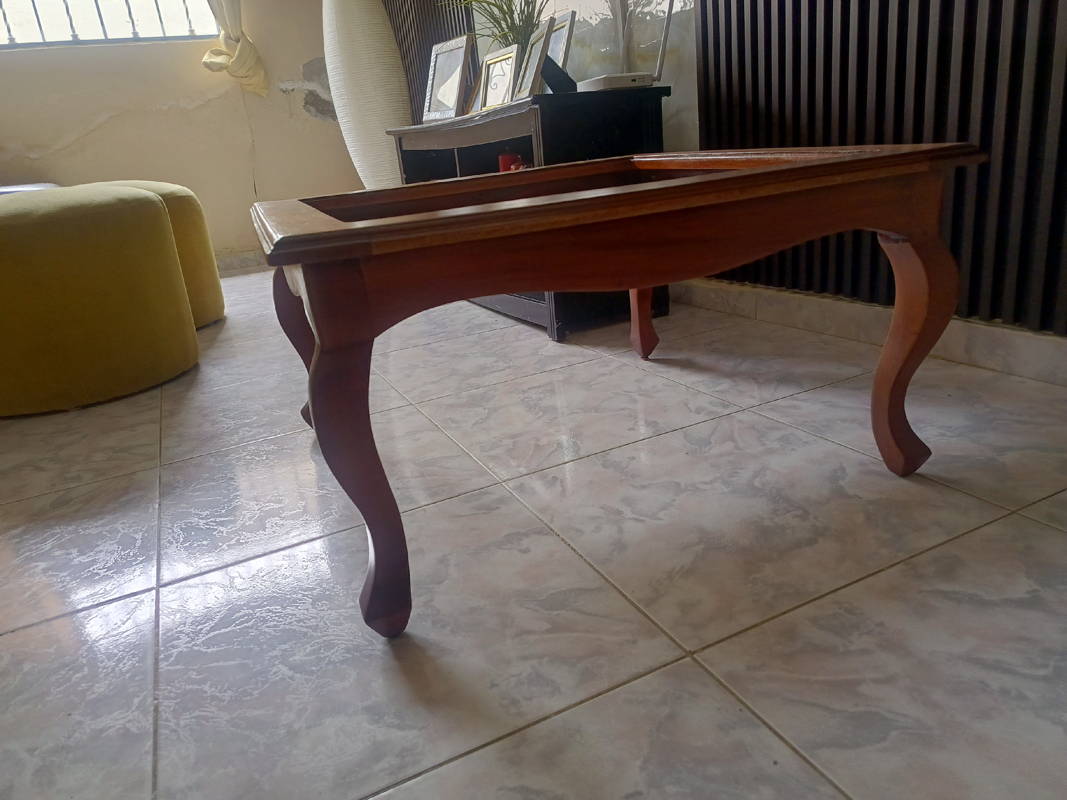 muebles y colchones - Mesa de centro en caoba, precio negociable 