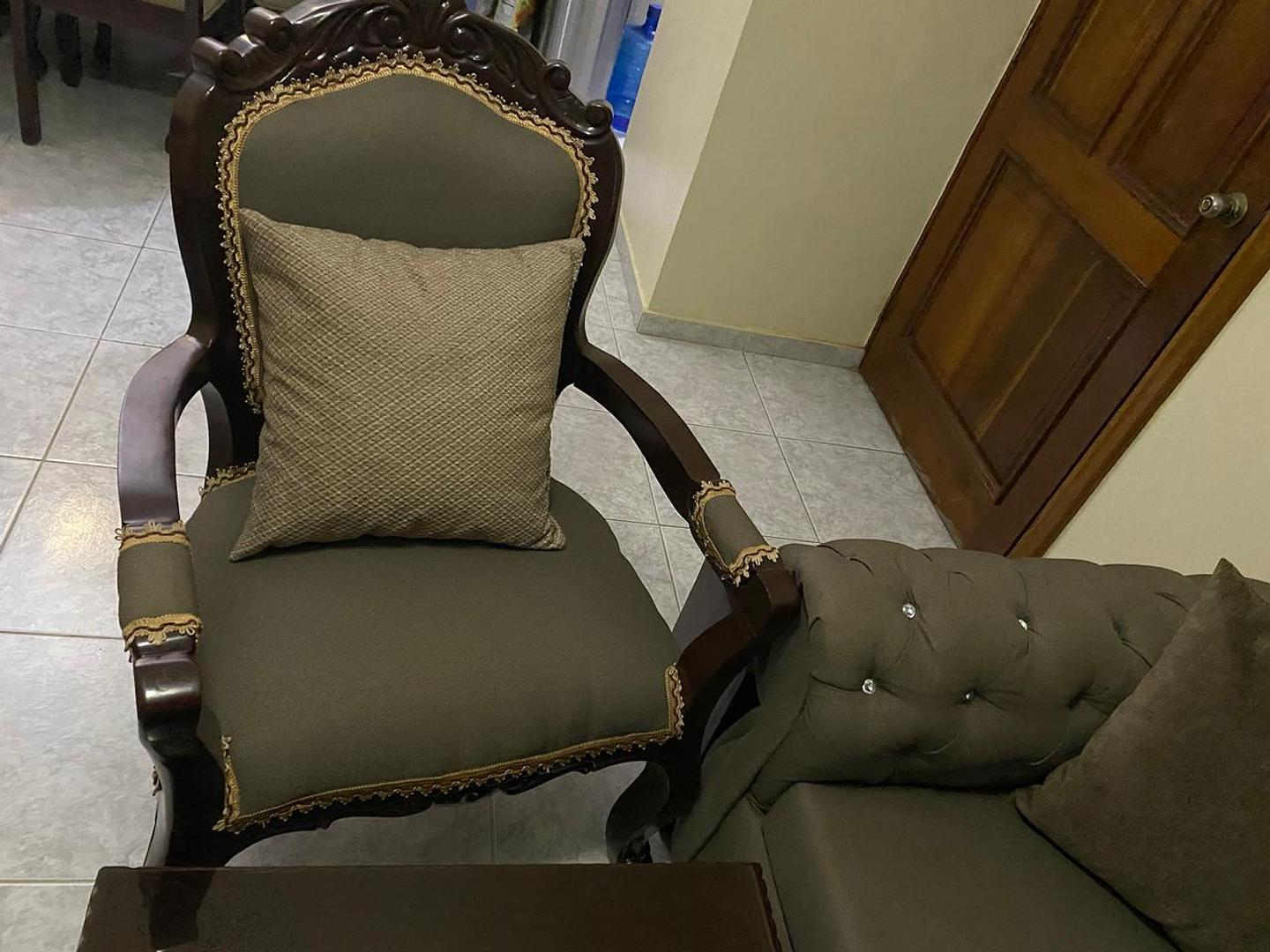 muebles y colchones - JUEGO DE MUEBLES EN CAOBA, CON DOS MESITAS  5