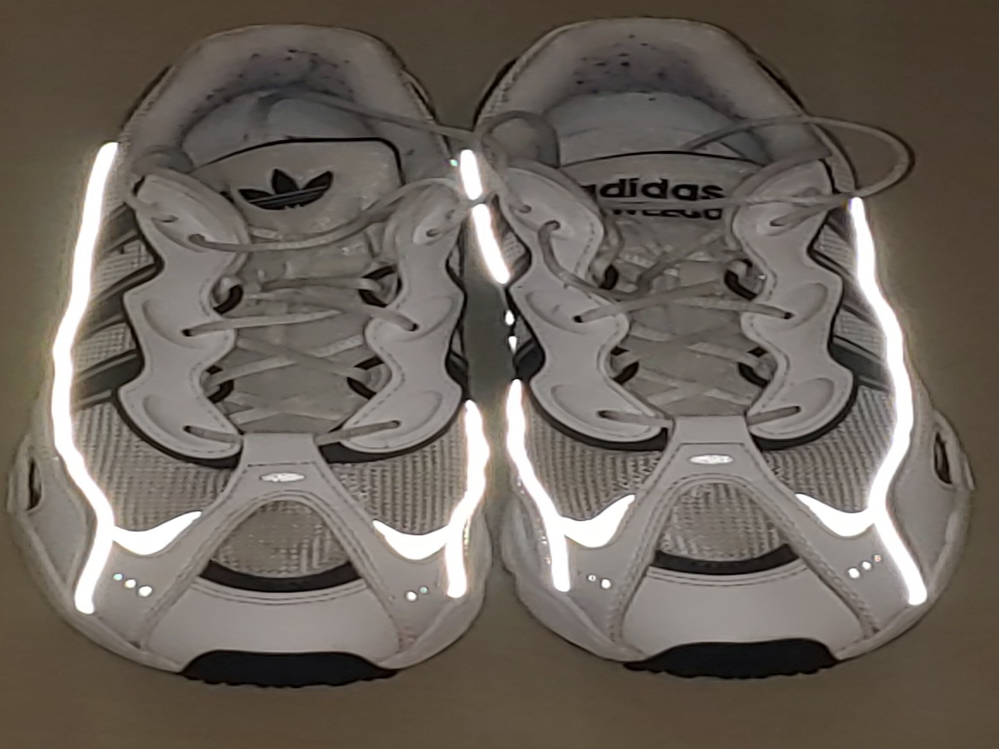 zapatos unisex - ADIDAS OZWEEGO OG BLANCO - NEGRO SIZE US 9.5 MUJER, US 8 HOMBRE, UK 8, EUR 42, C 4