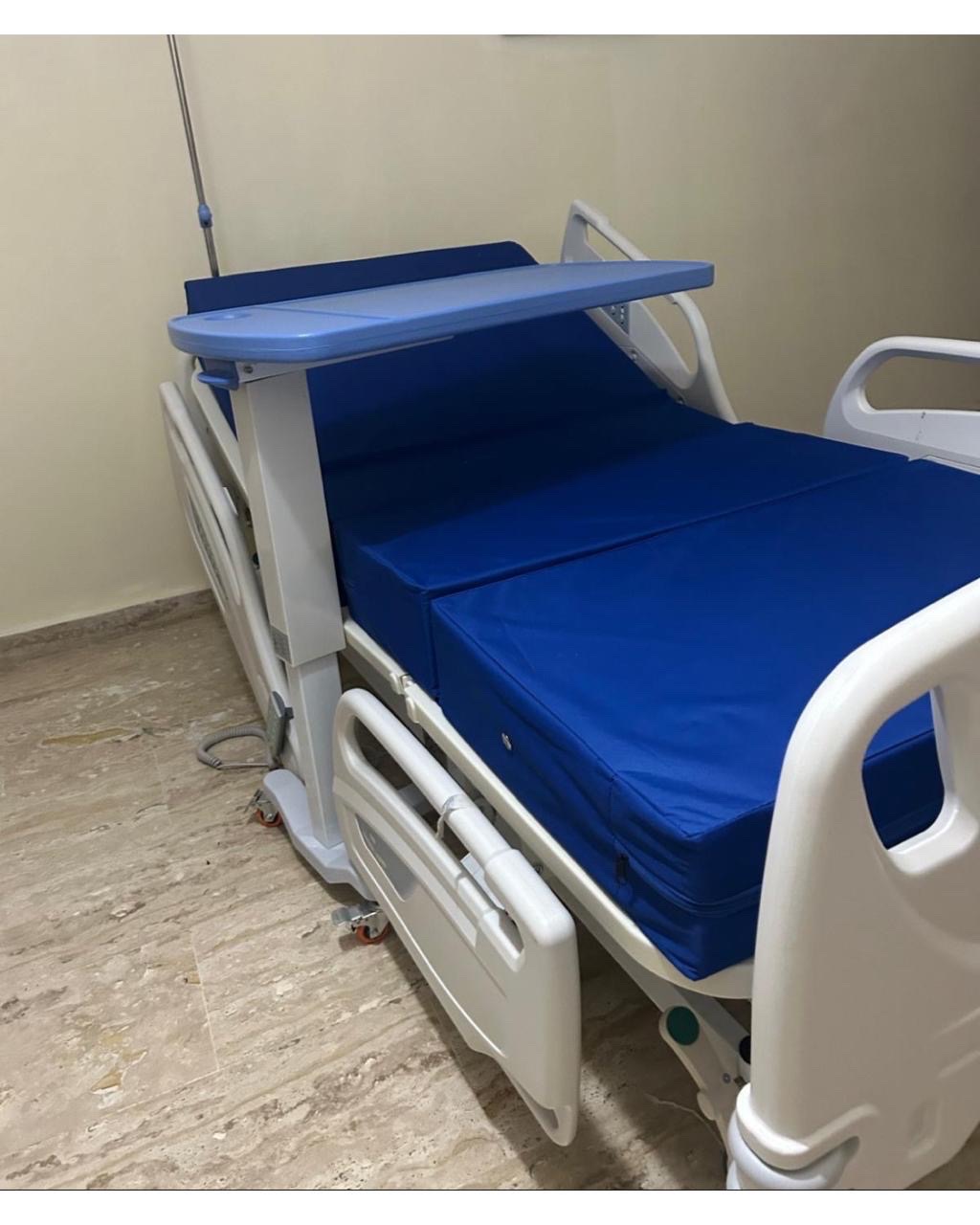 equipos profesionales - cama de posición con su mesita 