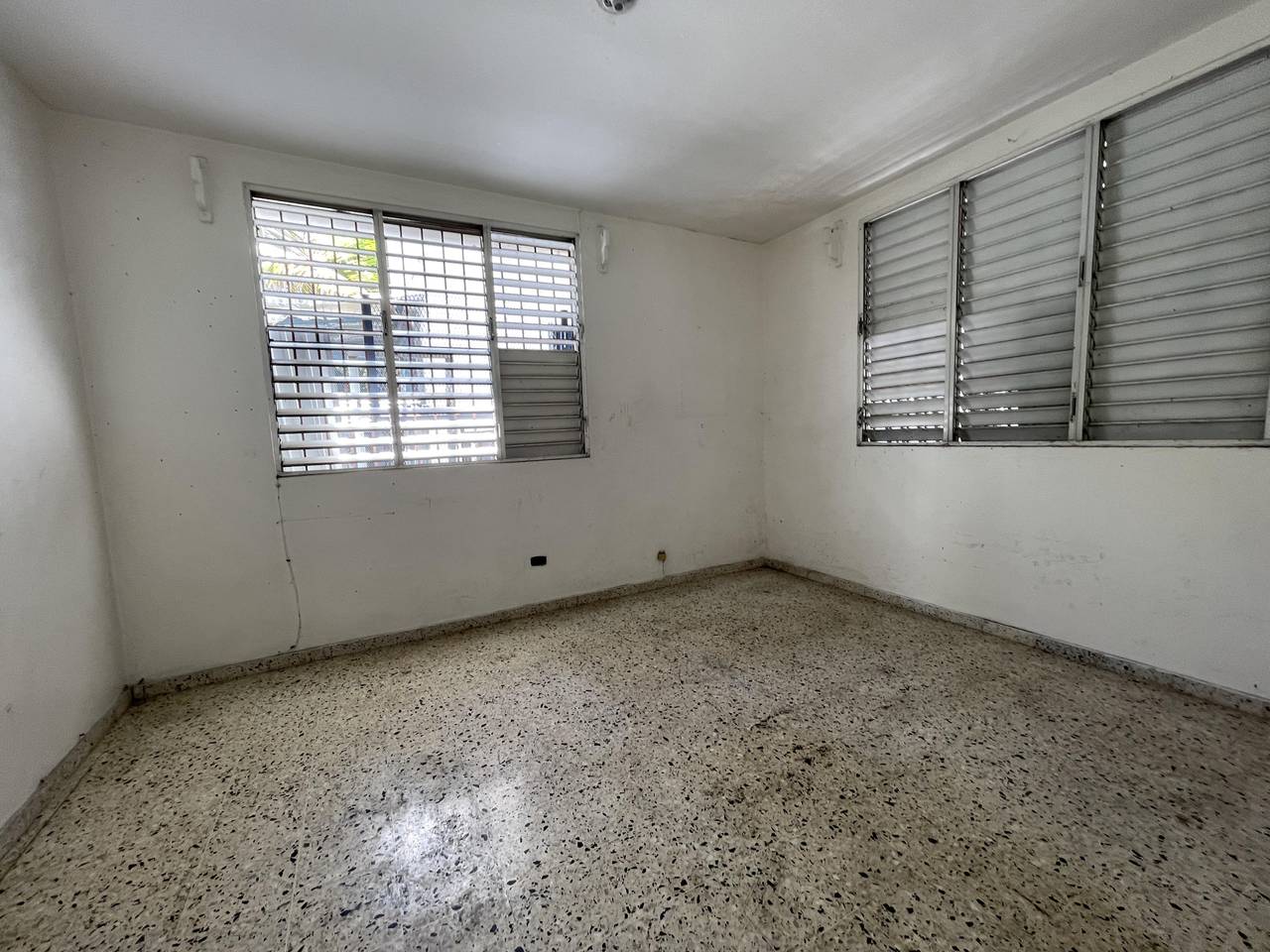 oficinas y locales comerciales - Alquiler Local Av Rómulo Betancourt 7