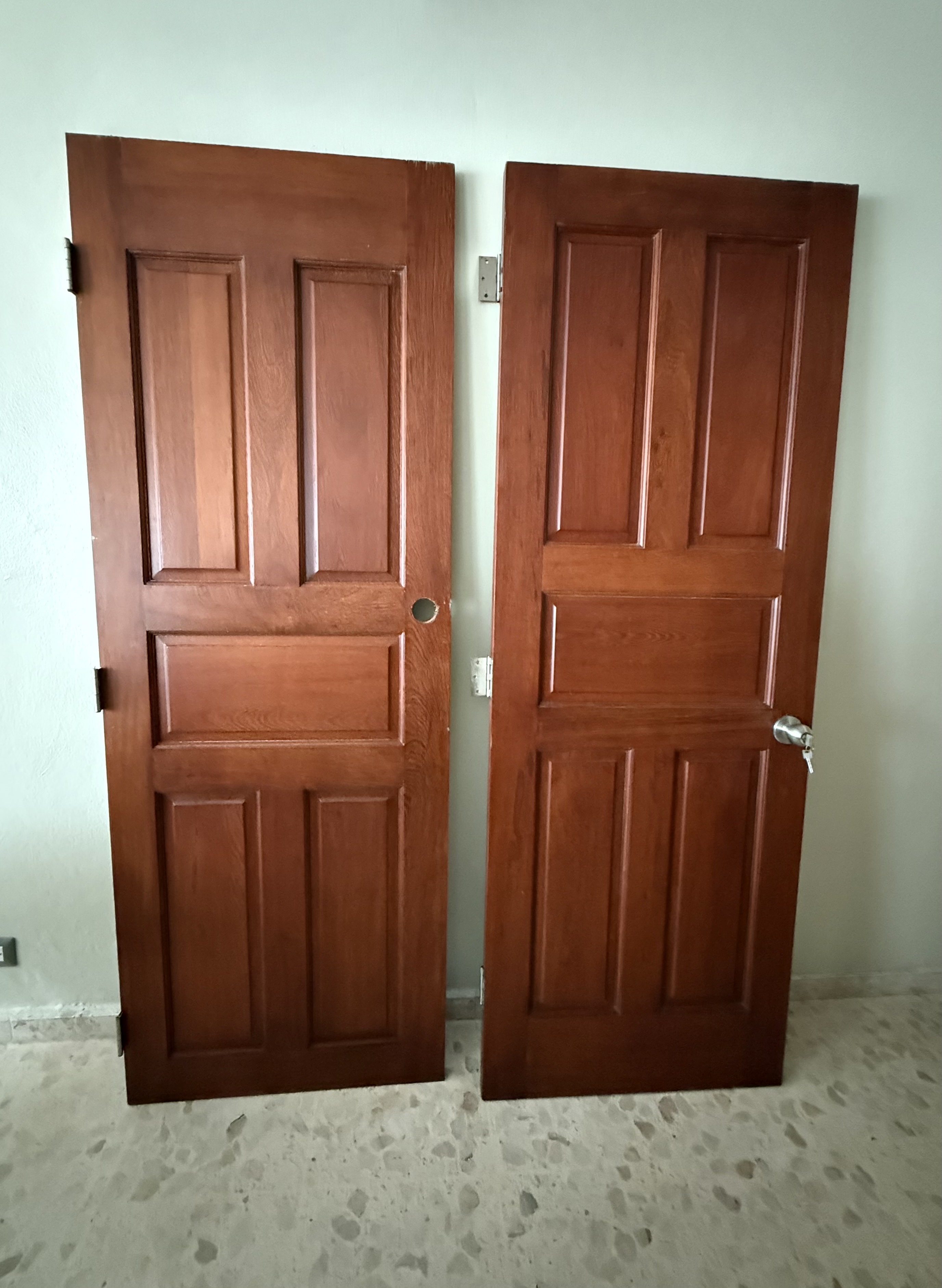 muebles y colchones - ¡Se venden puertas en caoba usadas en buen estado! 0
