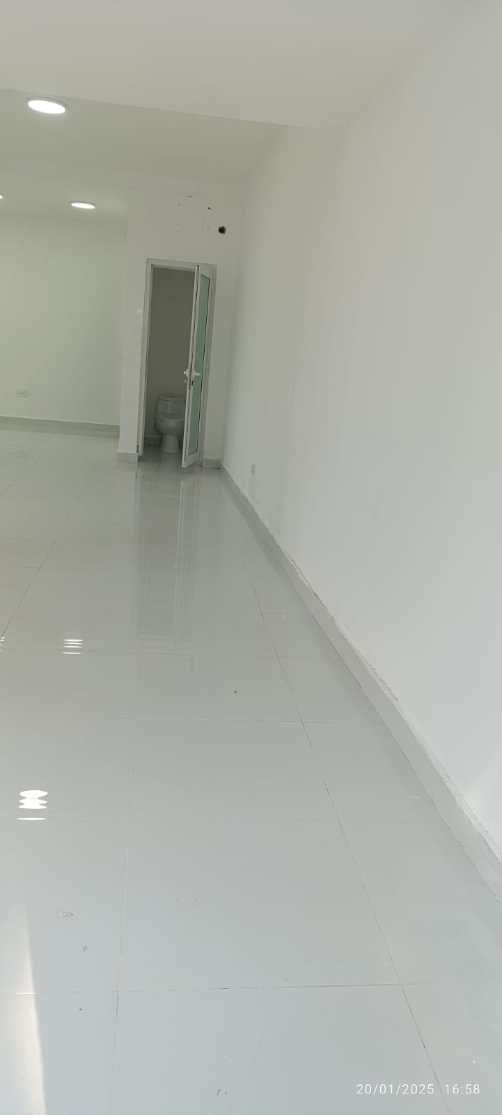 oficinas y locales comerciales - Local ideal en 1er nivel de Torre empresarial 3