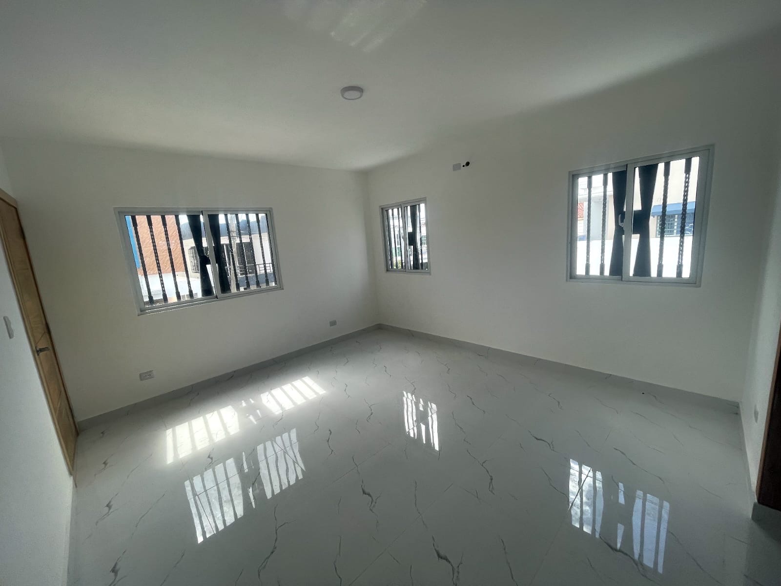 casas - venta de casa en la autopista de san isidro con piscina prado oriental  5