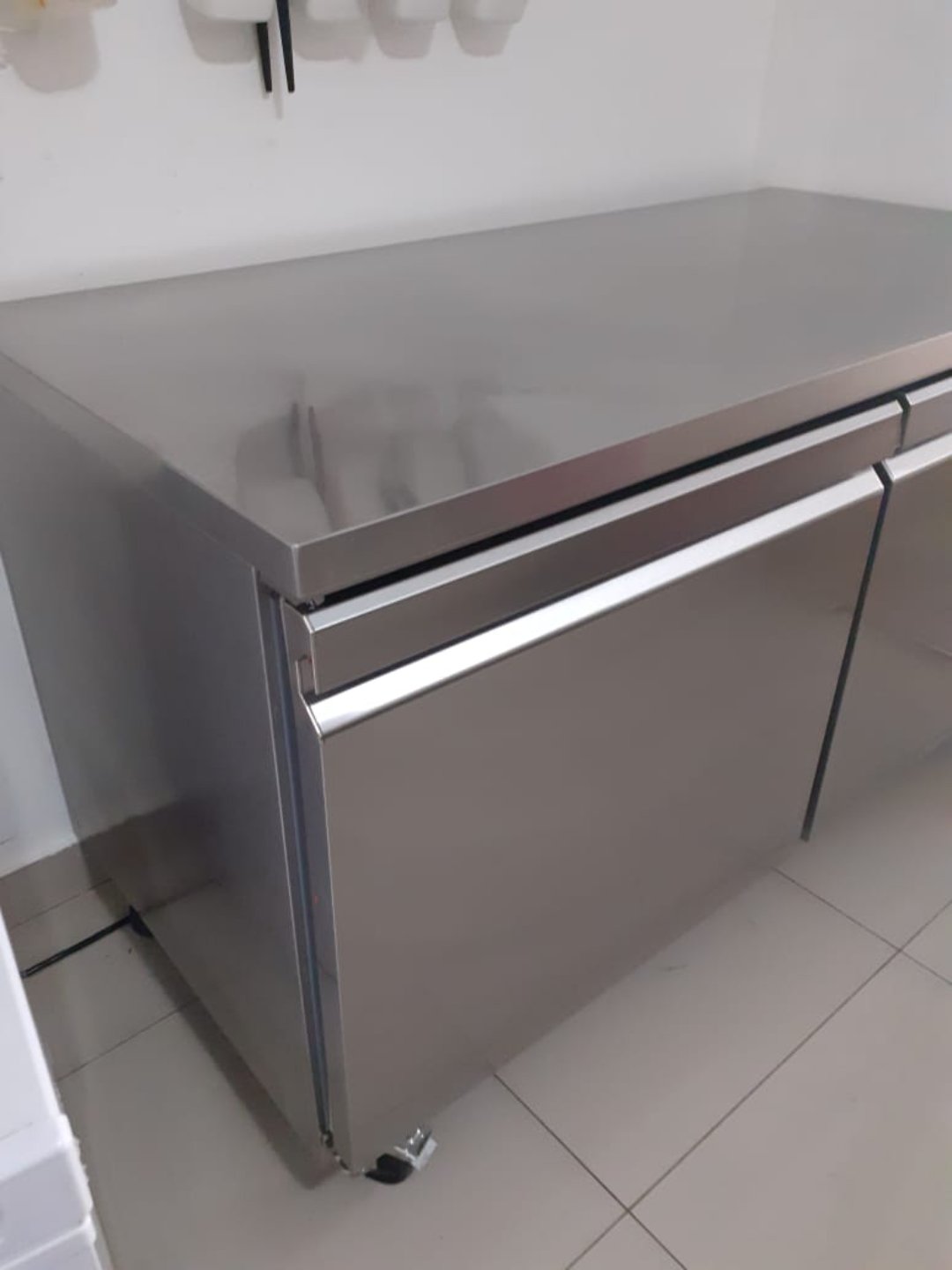 equipos profesionales - Mesa fria de trabajo de 5 pies como nueva  0