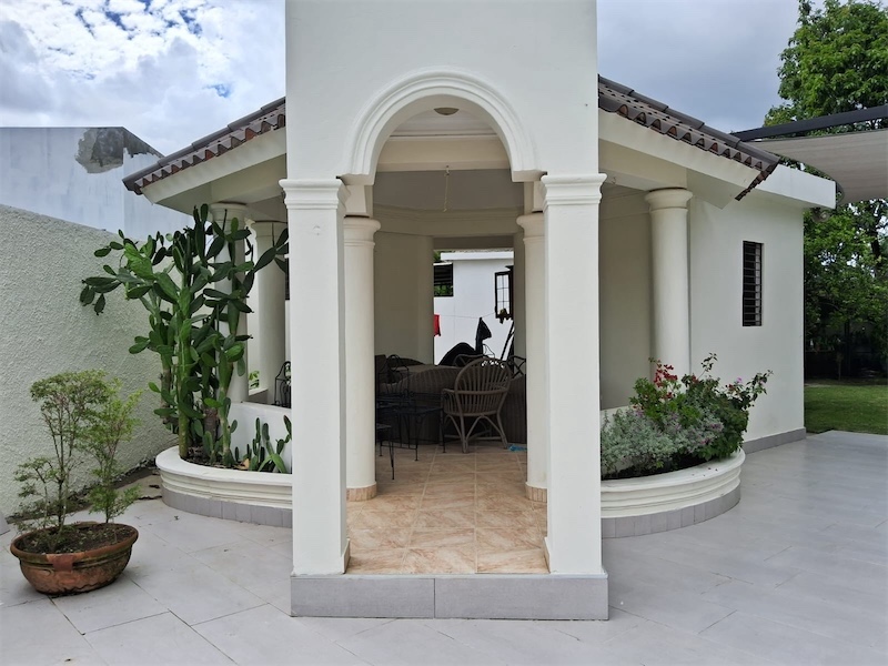 casas - Amplia y hermosa Casa de dos Niveles próximo a Carretera Duarte y Don Lindo. 5
