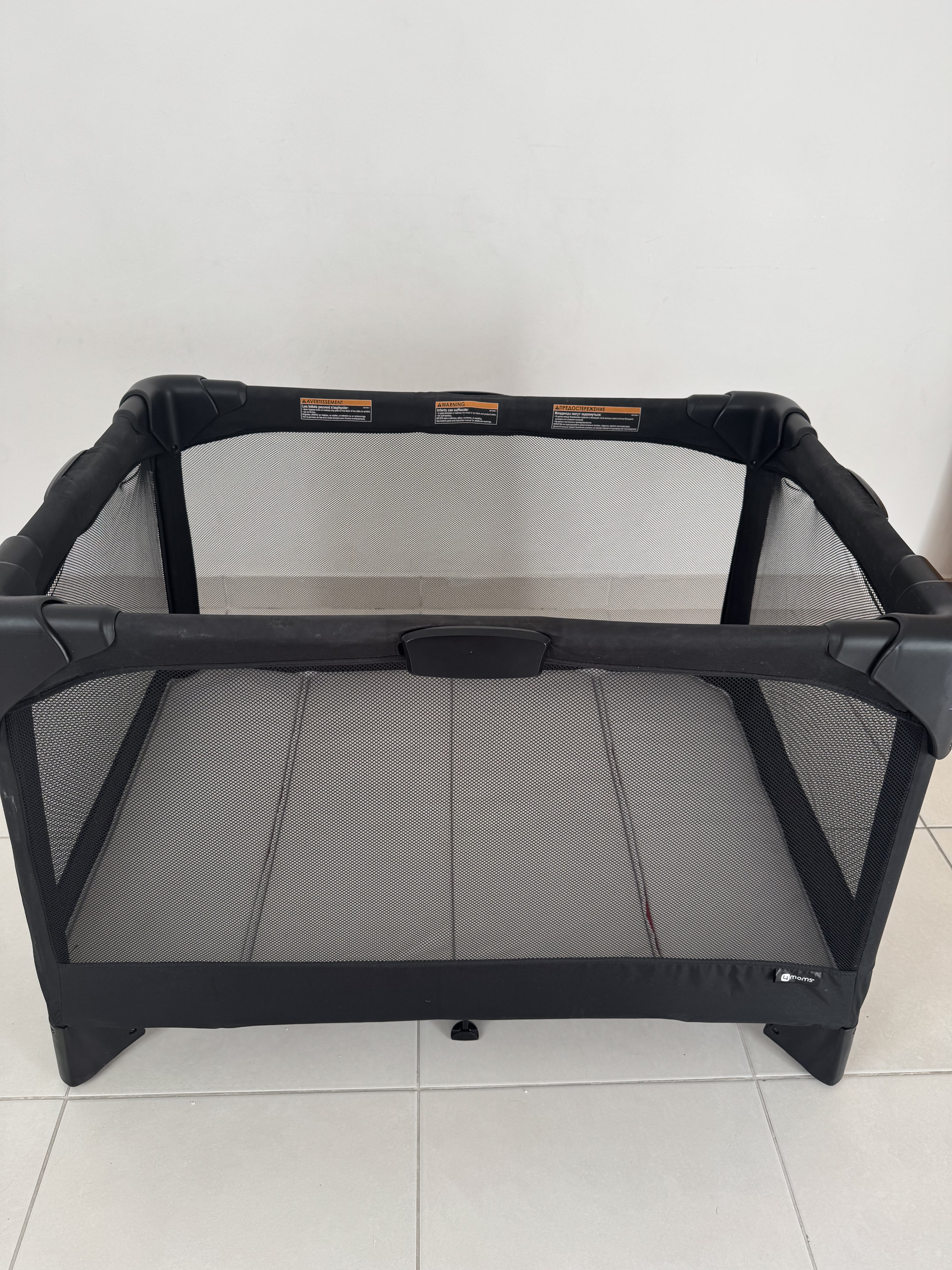 coches y sillas - 4moms Corral portátil con moisés y cambiador extras le incluye colchón nuevo 2