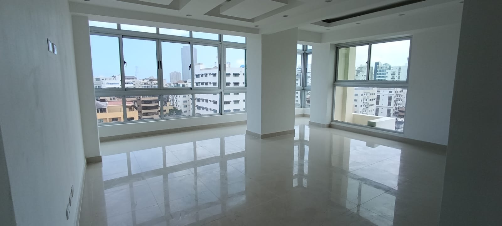 apartamentos - Renacimiento Amplio apartamento en piso alto 3hab 3