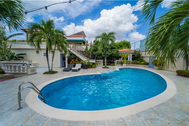 casas - Venta de lujosa casa de 700mts con piscina en la autopista de san Isidro RD 3
