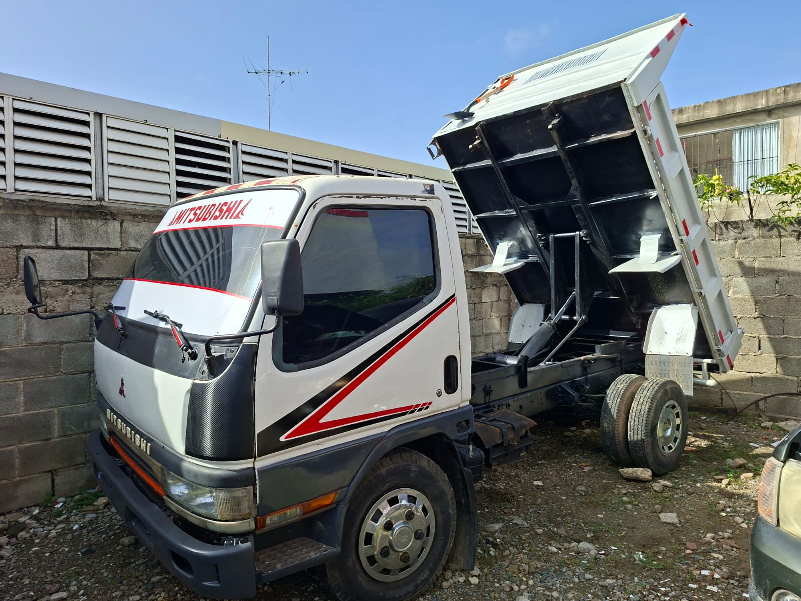 camiones y vehiculos pesados - Vendo Mitsubishi canter 4