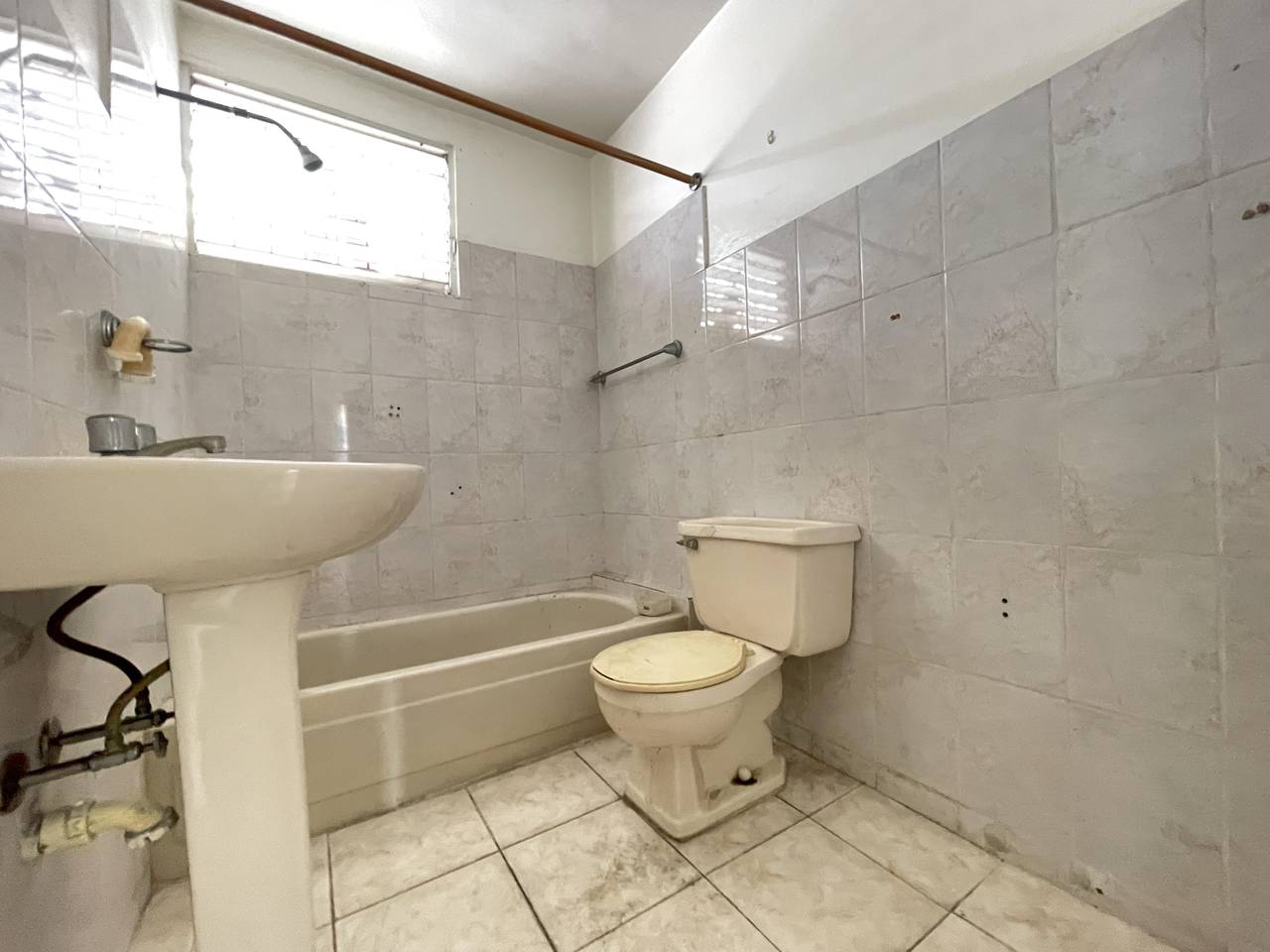 oficinas y locales comerciales - Alquiler Local Av Rómulo Betancourt 8