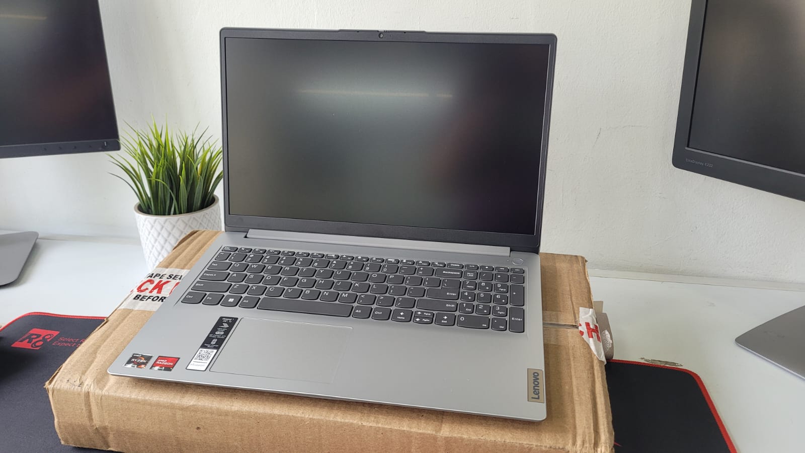 computadoras y laptops - Laptop Lenovo Ideapad 1 AMD Ryzen 5 8GB RAM 512GB  3