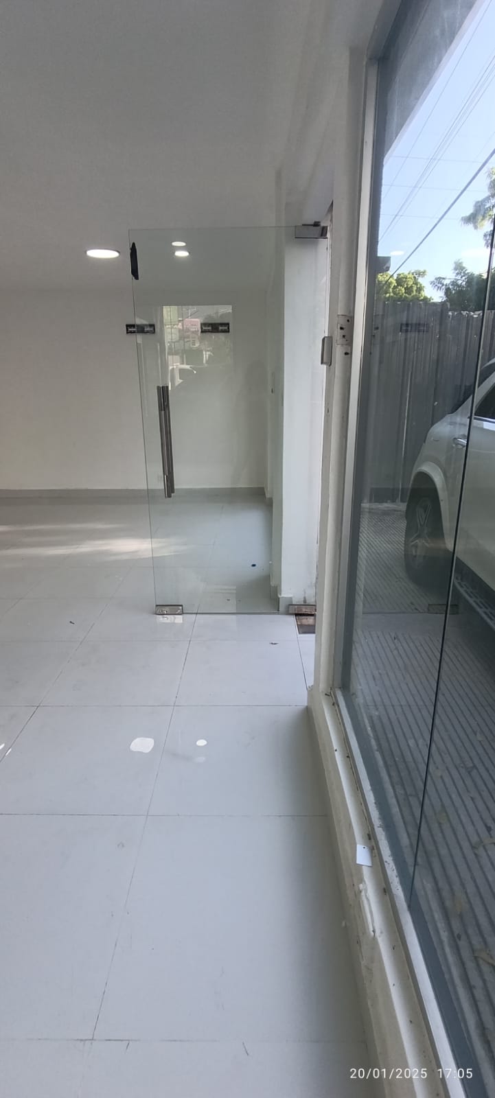 oficinas y locales comerciales - Local ideal en 1er nivel de Torre empresarial 4