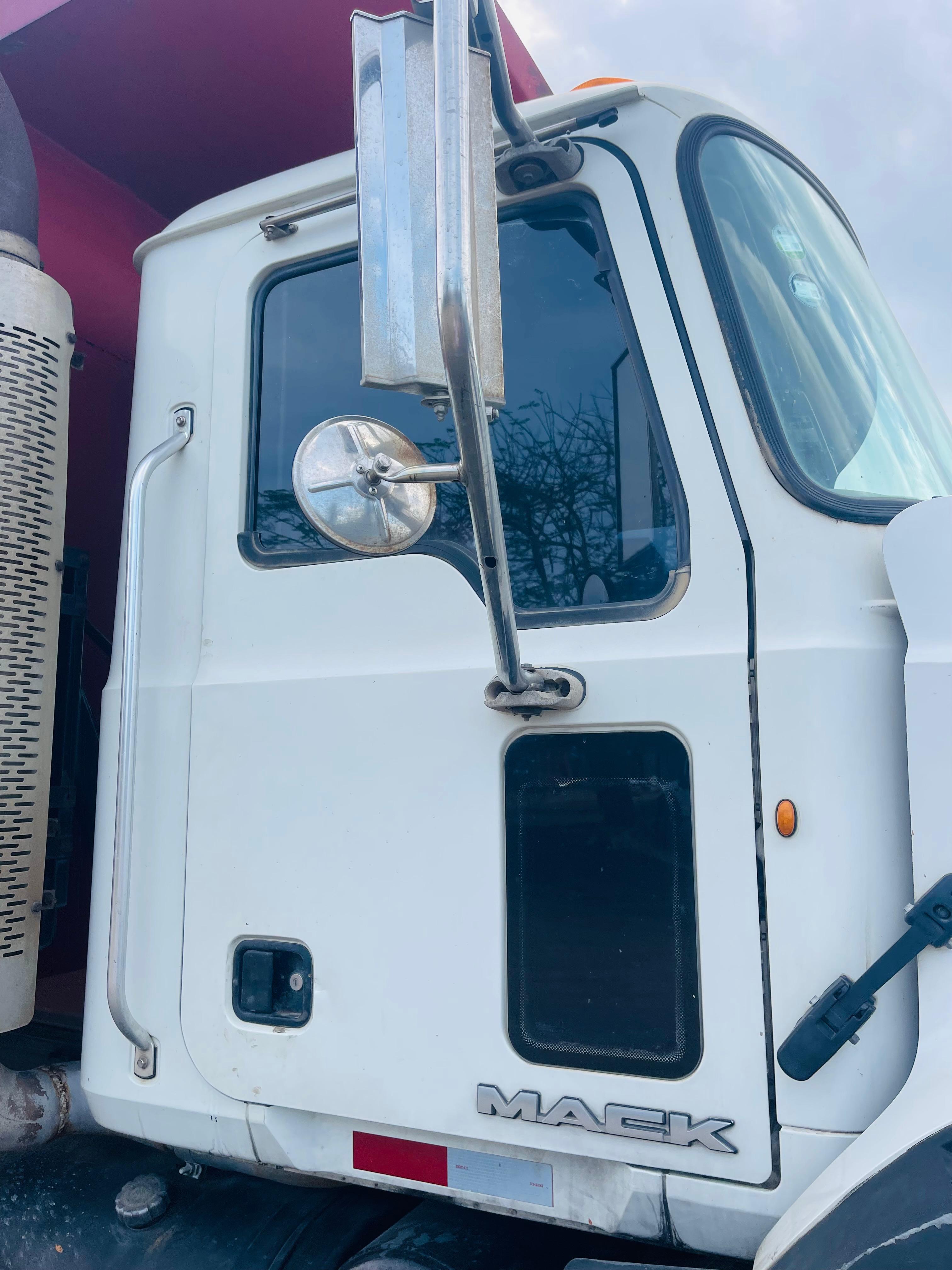 camiones y vehiculos pesados - CAMION MACK VOLTEO 0